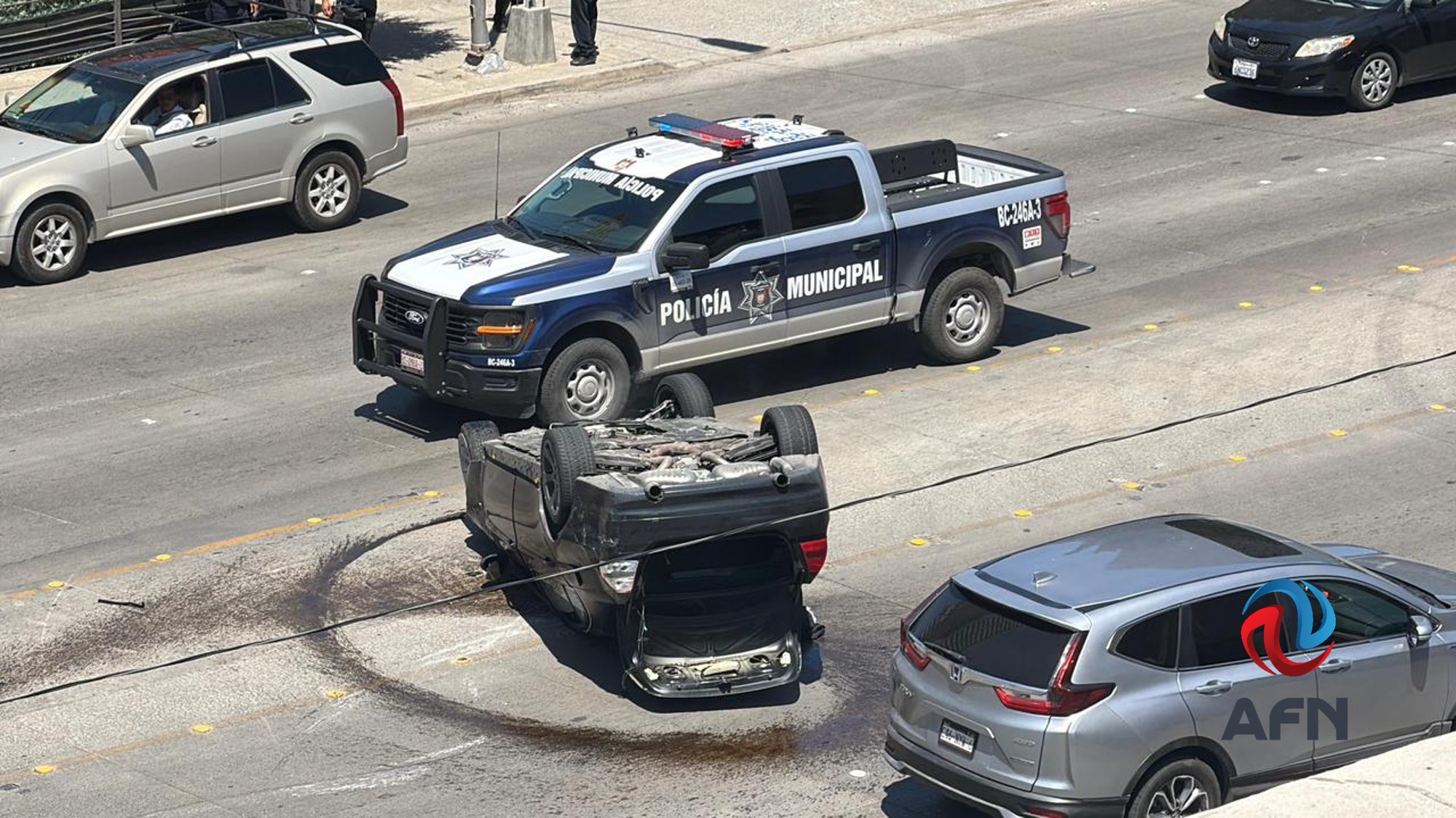 Persecución policiaca terminó en choque múltiple y volcadura