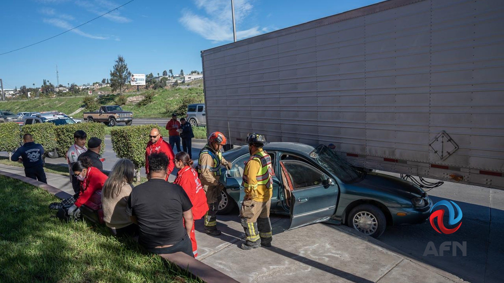 Pareja resultó ilesa tras chocar contra un tráiler