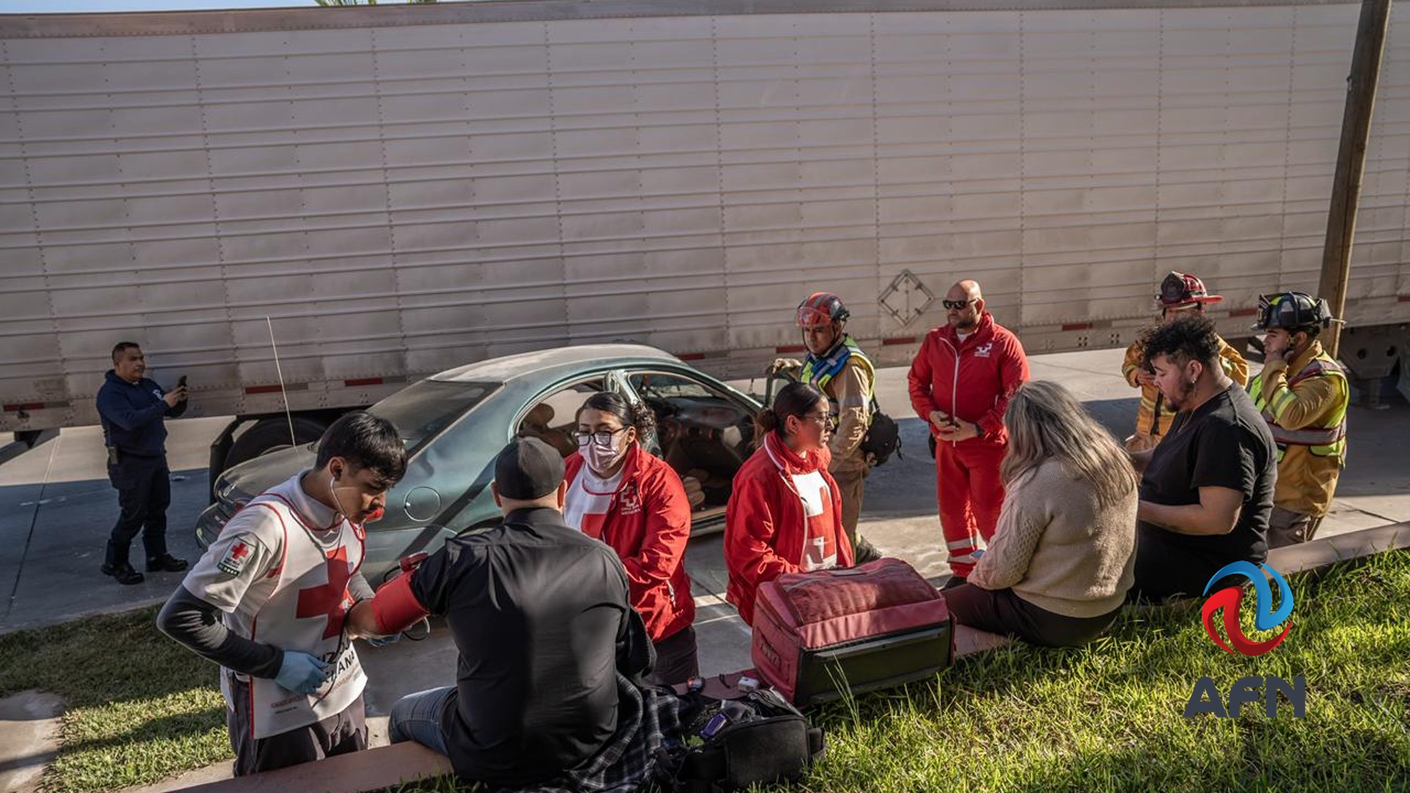 Pareja resultó ilesa tras chocar contra un tráiler