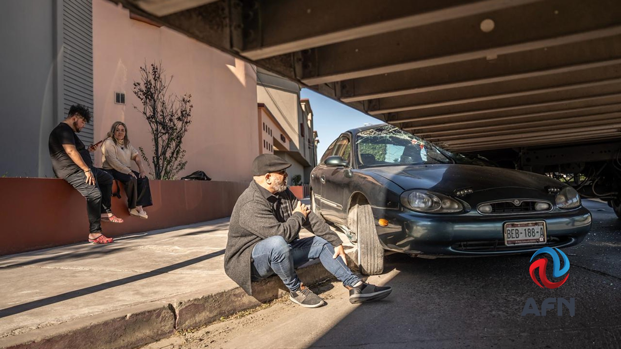 Pareja resultó ilesa tras chocar contra un tráiler