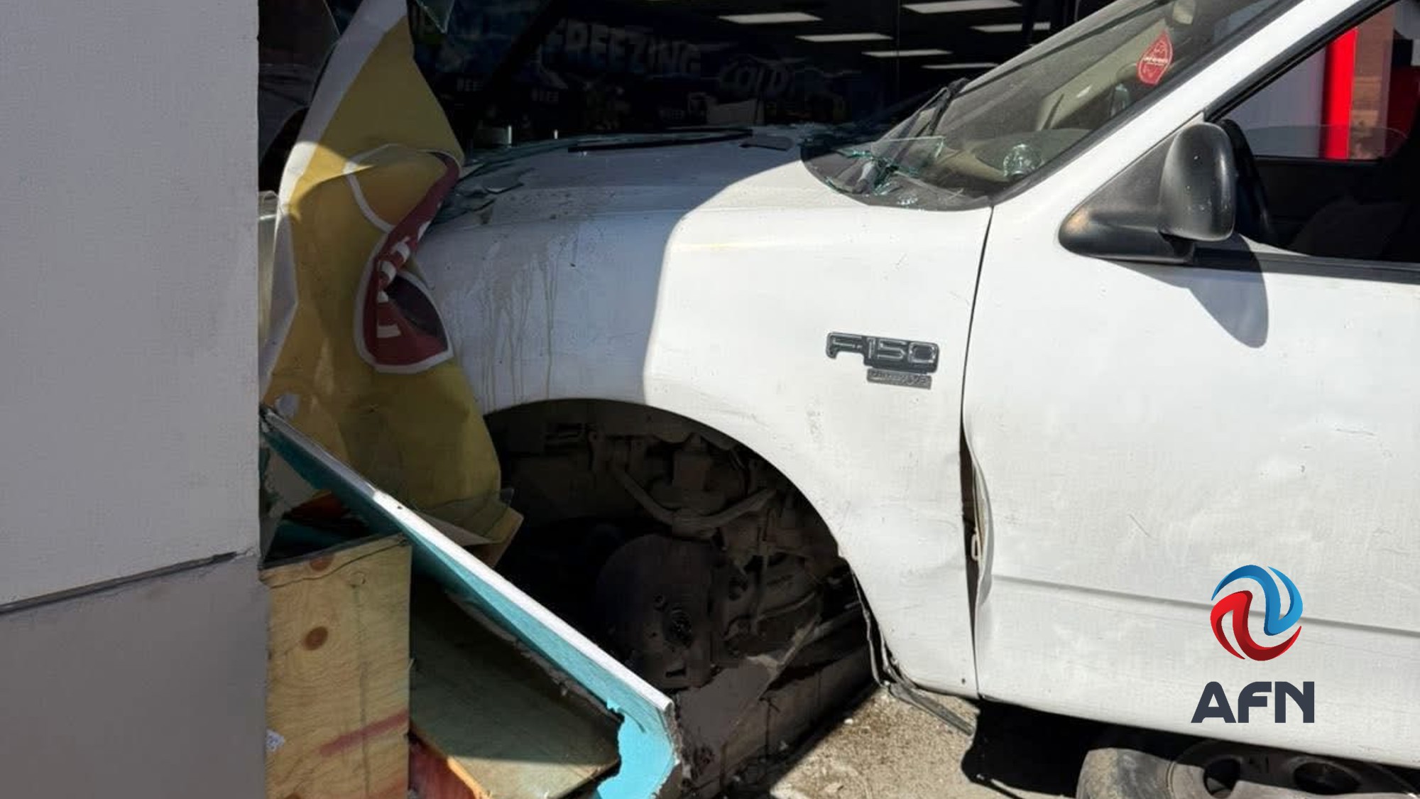 Un hombre impactó su auto contra una tienda, hay dos lesionados 
