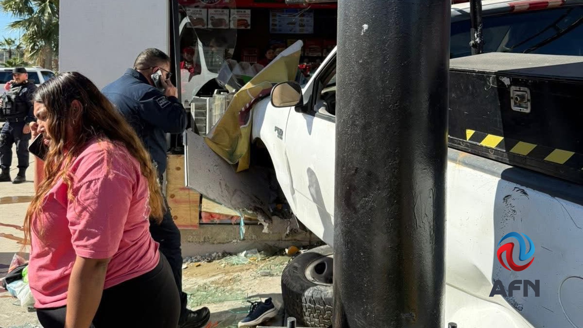 Un hombre impactó su auto contra una tienda, hay dos lesionados 