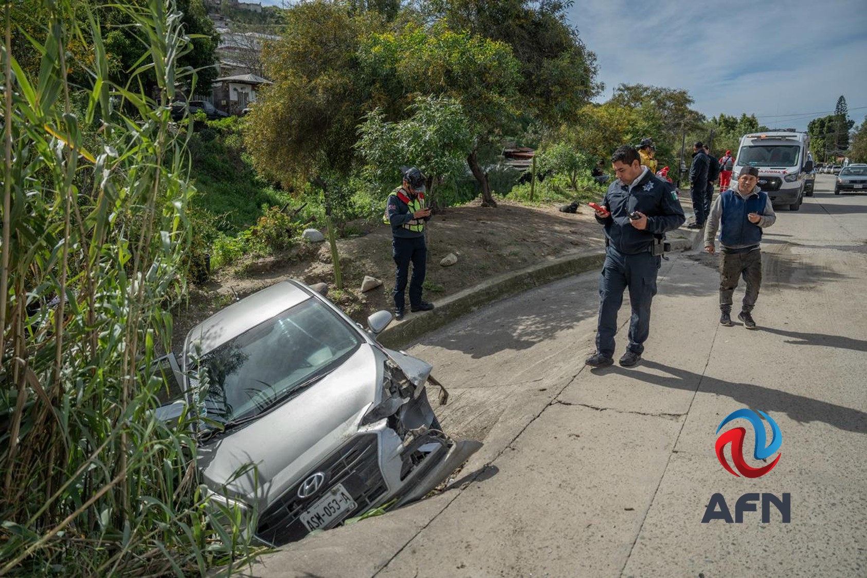 Vehículo de plataforma quedó al borde de un desarenador; el conductor quedó inconsciente