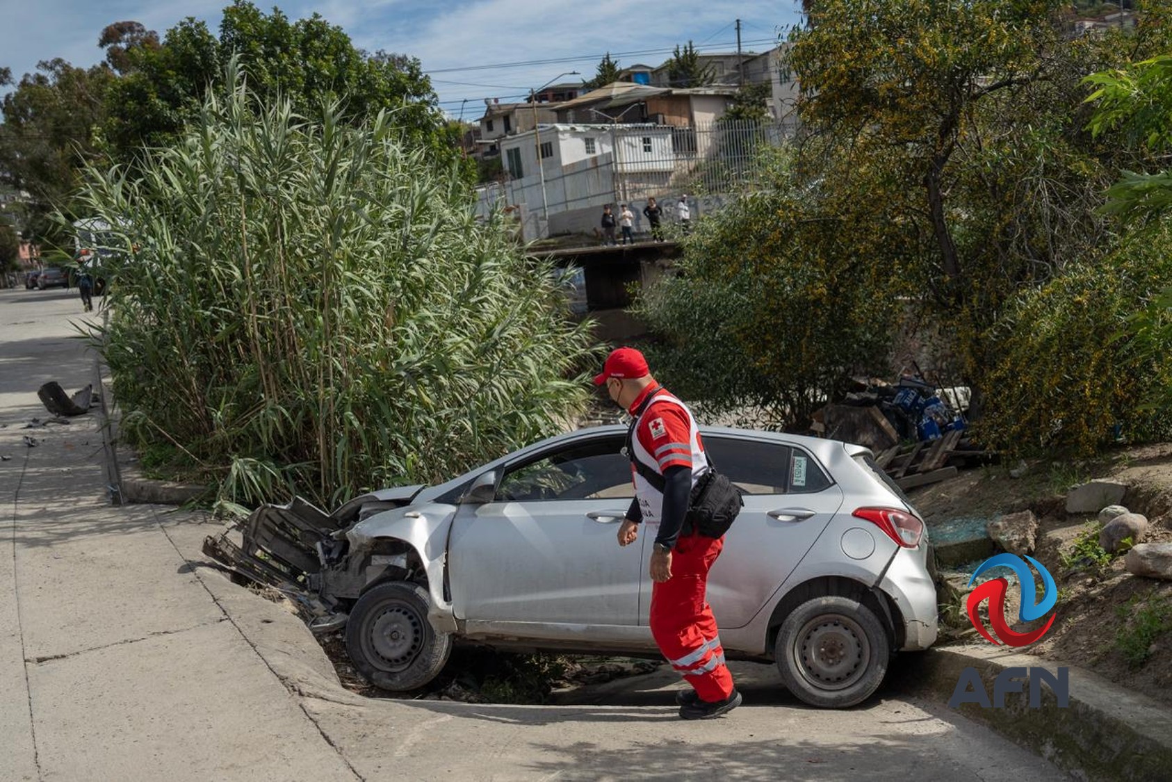 Vehículo de plataforma quedó al borde de un desarenador; el conductor quedó inconsciente