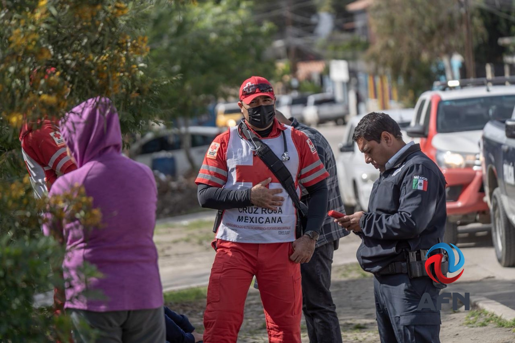 Vehículo de plataforma quedó al borde de un desarenador; el conductor quedó inconsciente