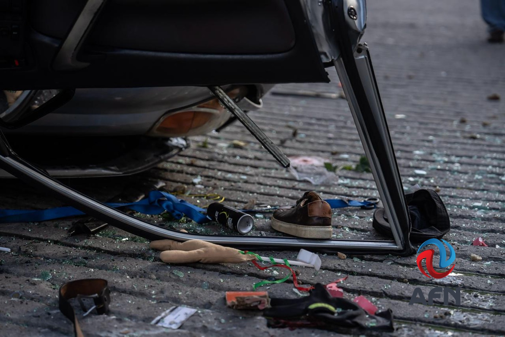 Cayó de 20 metros de altura en su vehículo y salió ileso