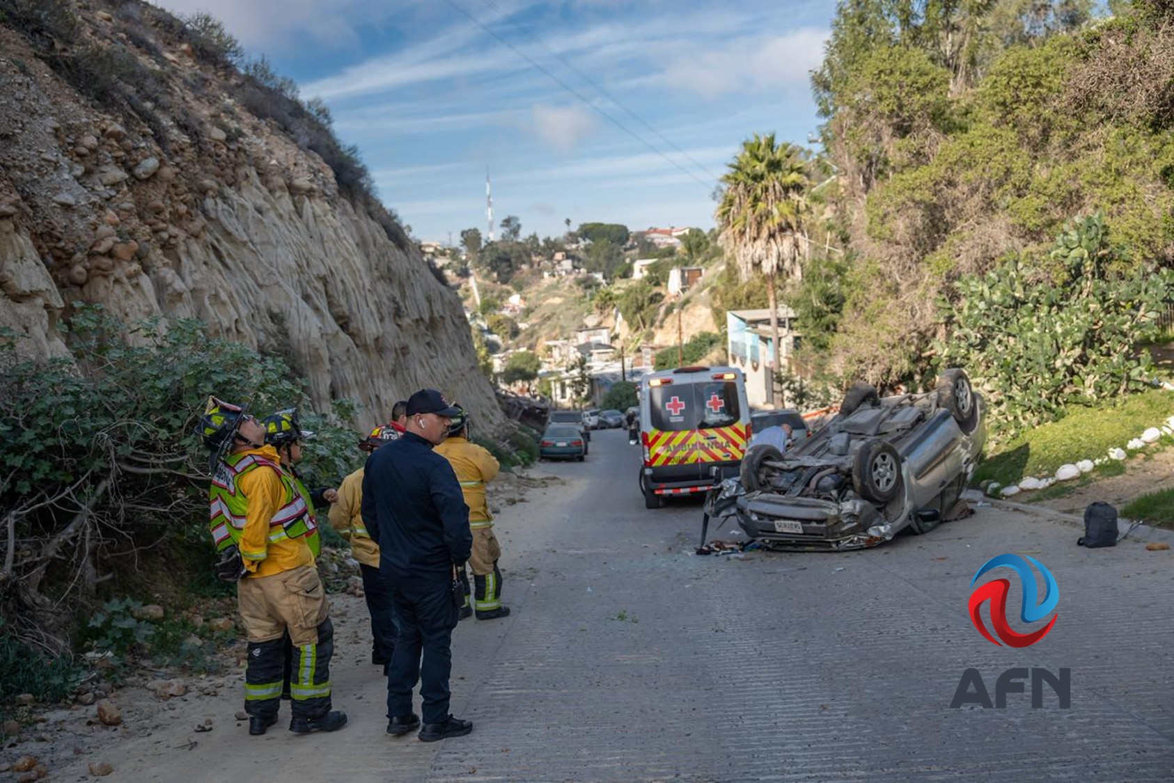 Cayó de 20 metros de altura en su vehículo y salió ileso