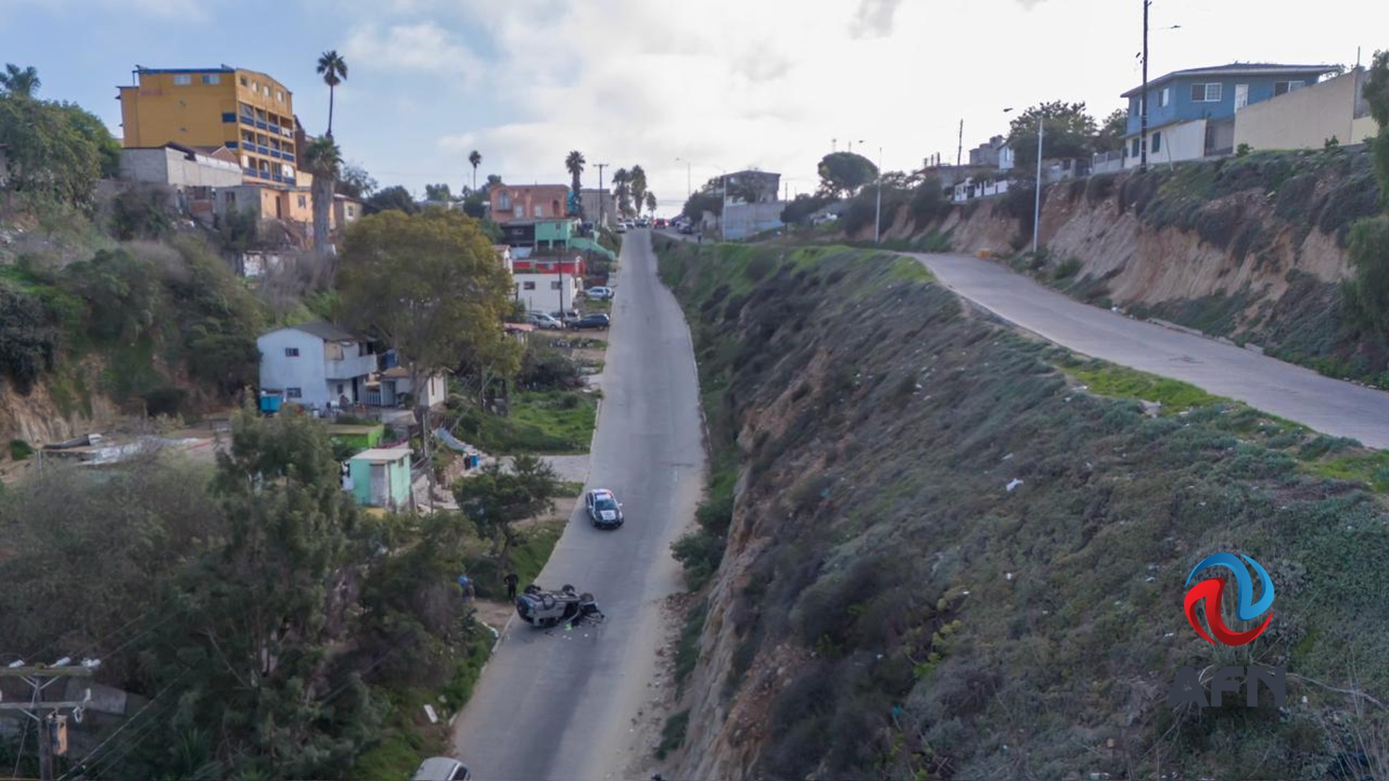 Cayó de 20 metros de altura en su vehículo y salió ileso