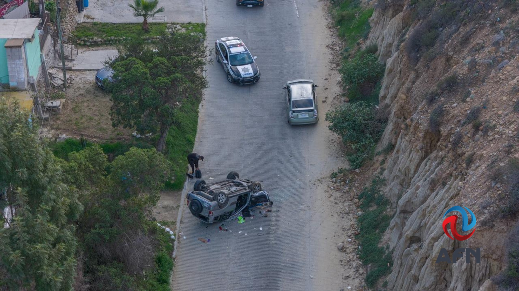 Cayó de 20 metros de altura en su vehículo y salió ileso