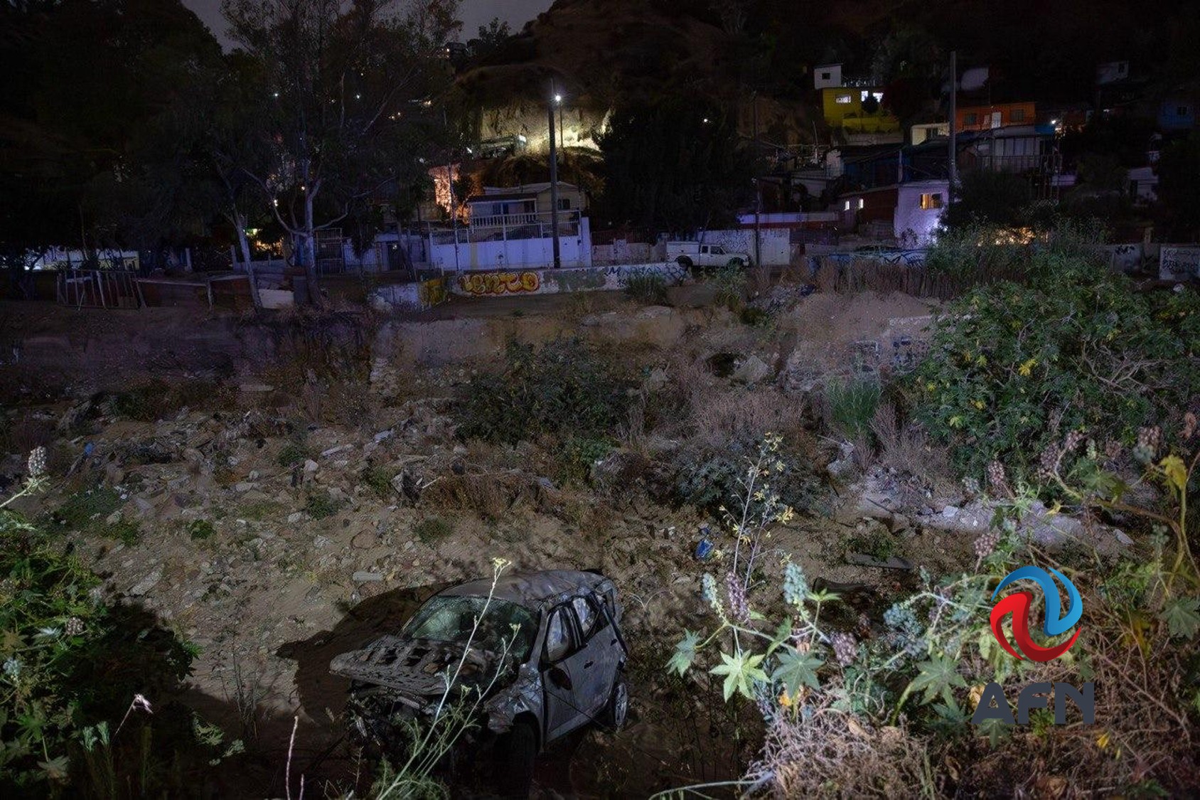 Rescatan a conductor atrapado tras volcar sobre el Libramiento Sur