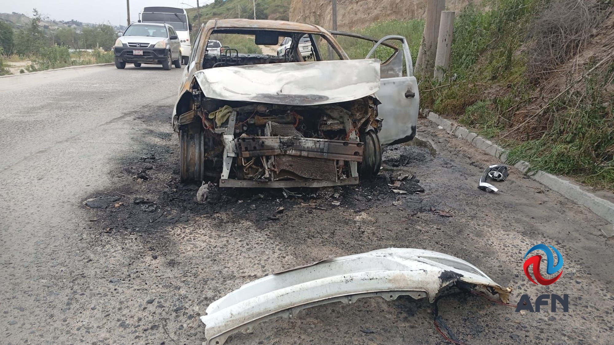 Choque de tres vehículos dejó un auto en llamas y dos mujeres heridas