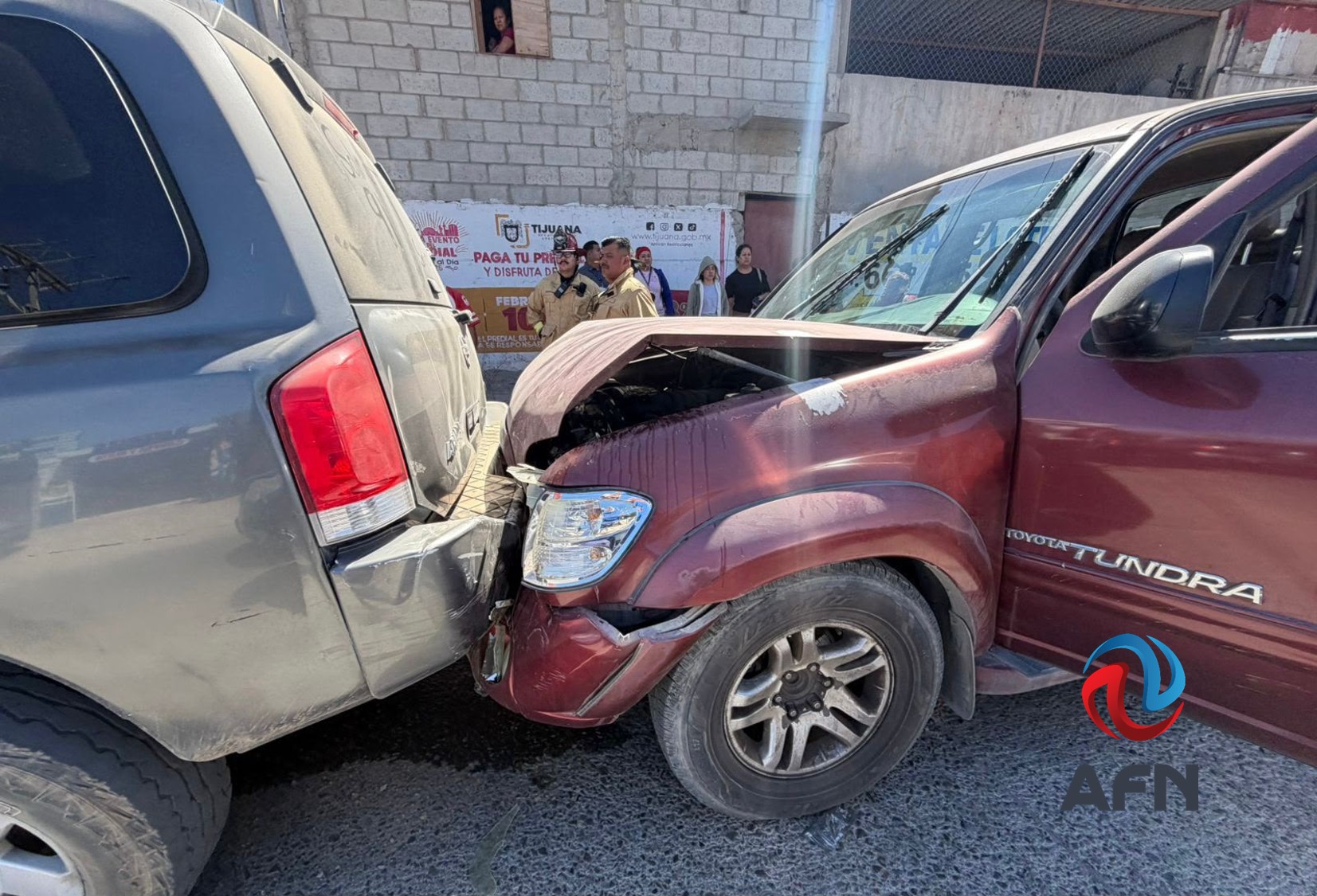 Choque múltiple involucra a camión de transporte de personal