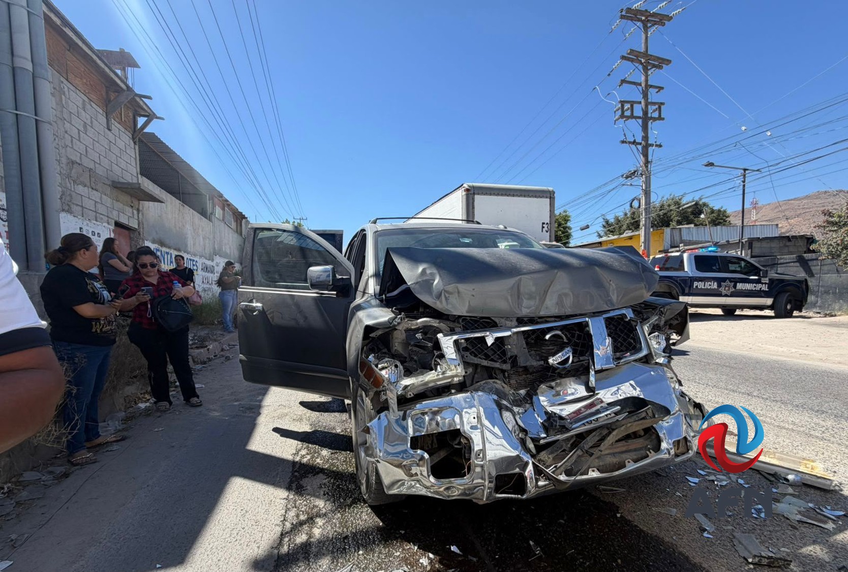 Choque múltiple involucra a camión de transporte de personal