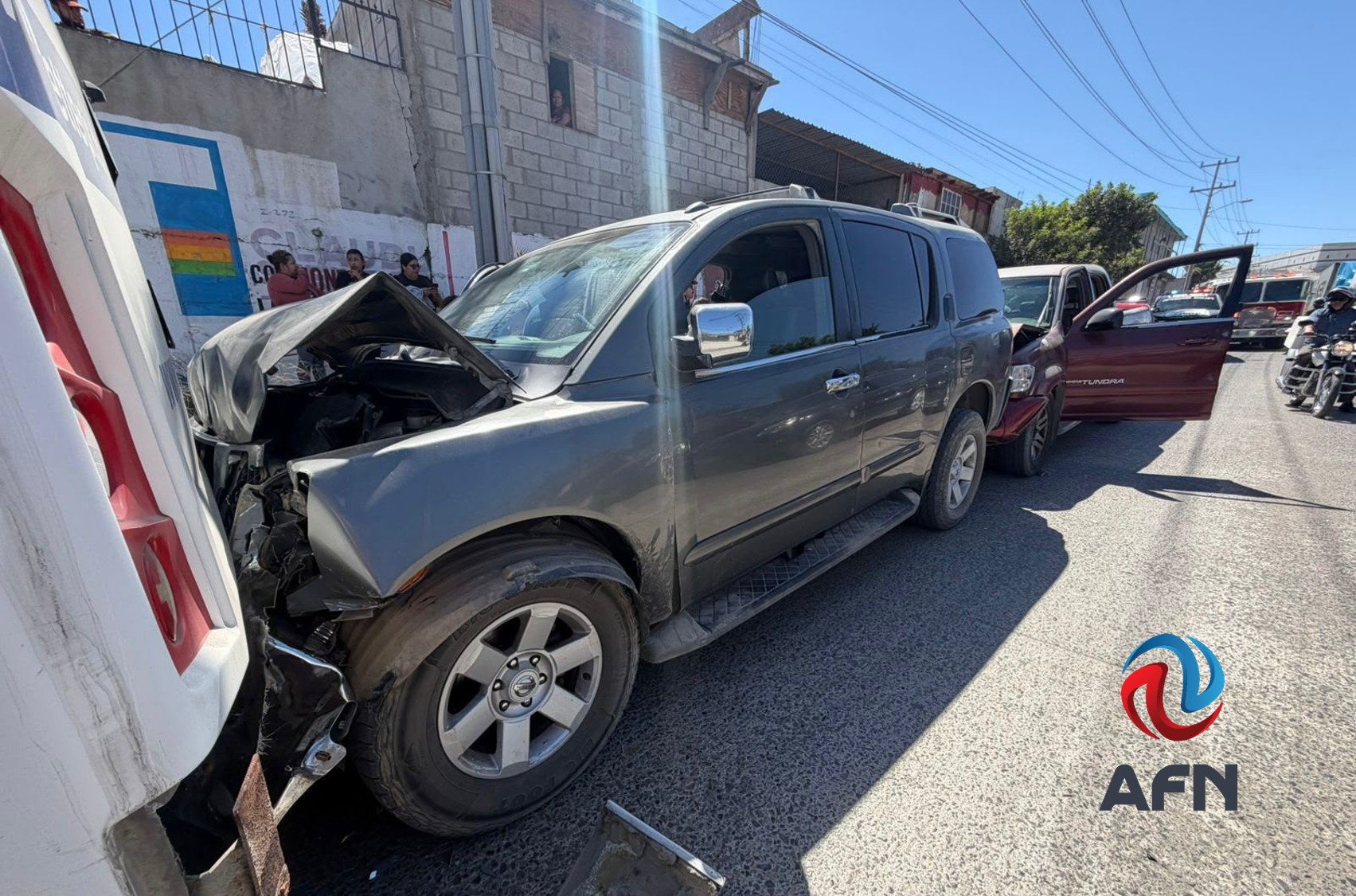 Choque múltiple involucra a camión de transporte de personal