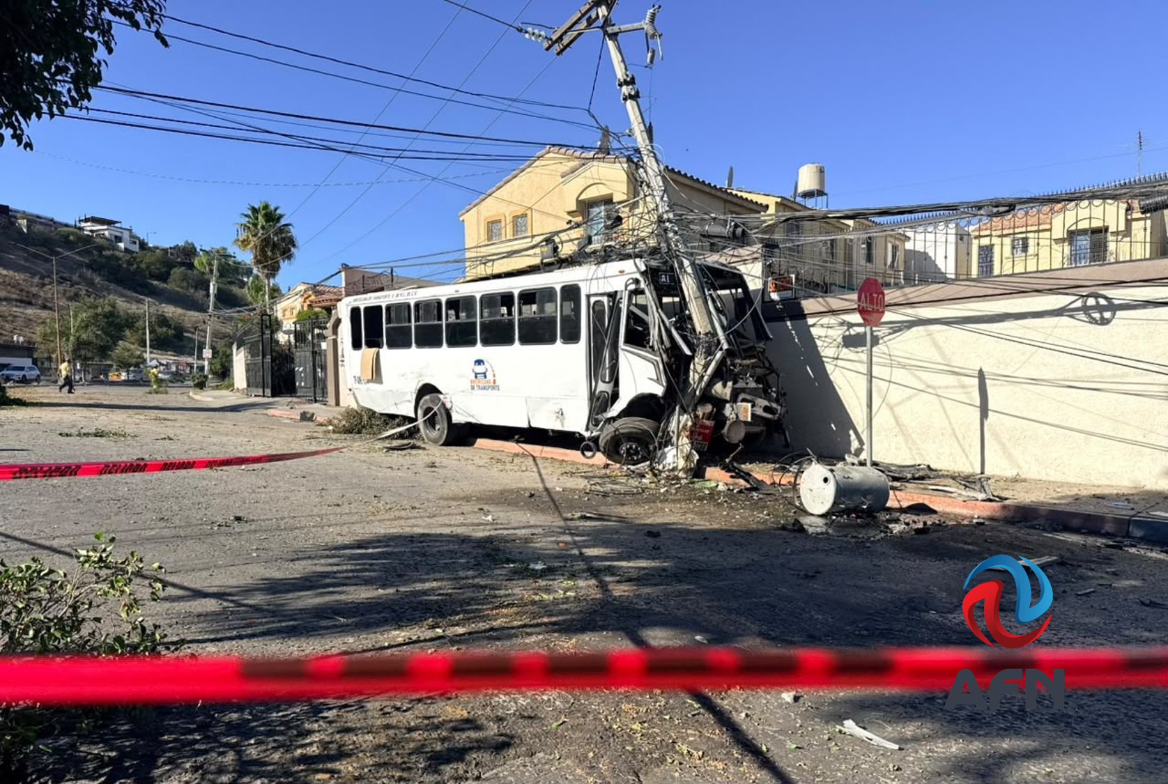 Transporte de personal chocó contra un poste; ocho personas resultaron heridas 