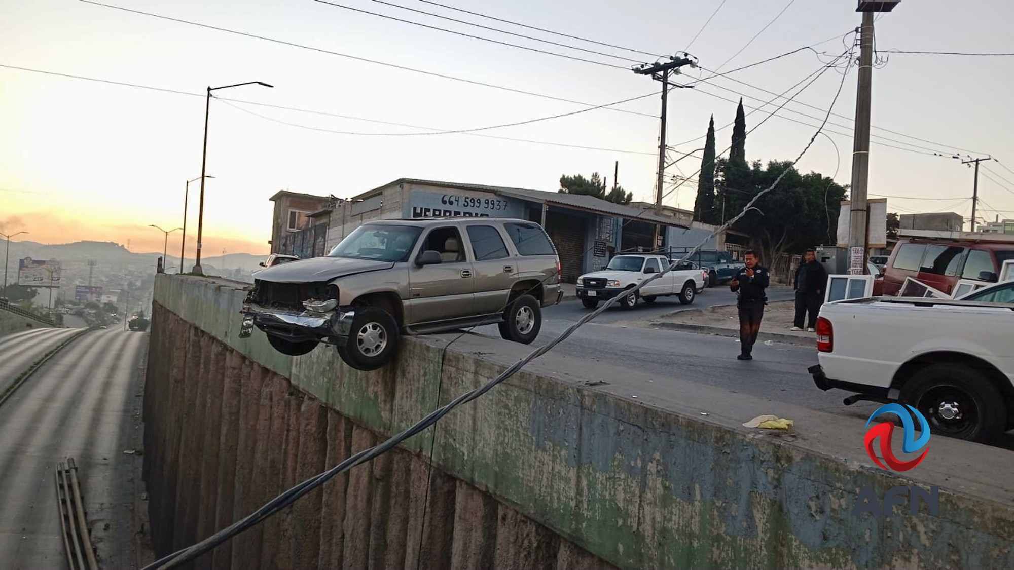 Abandonan camioneta a punto de caer de un puente, en El Pípila