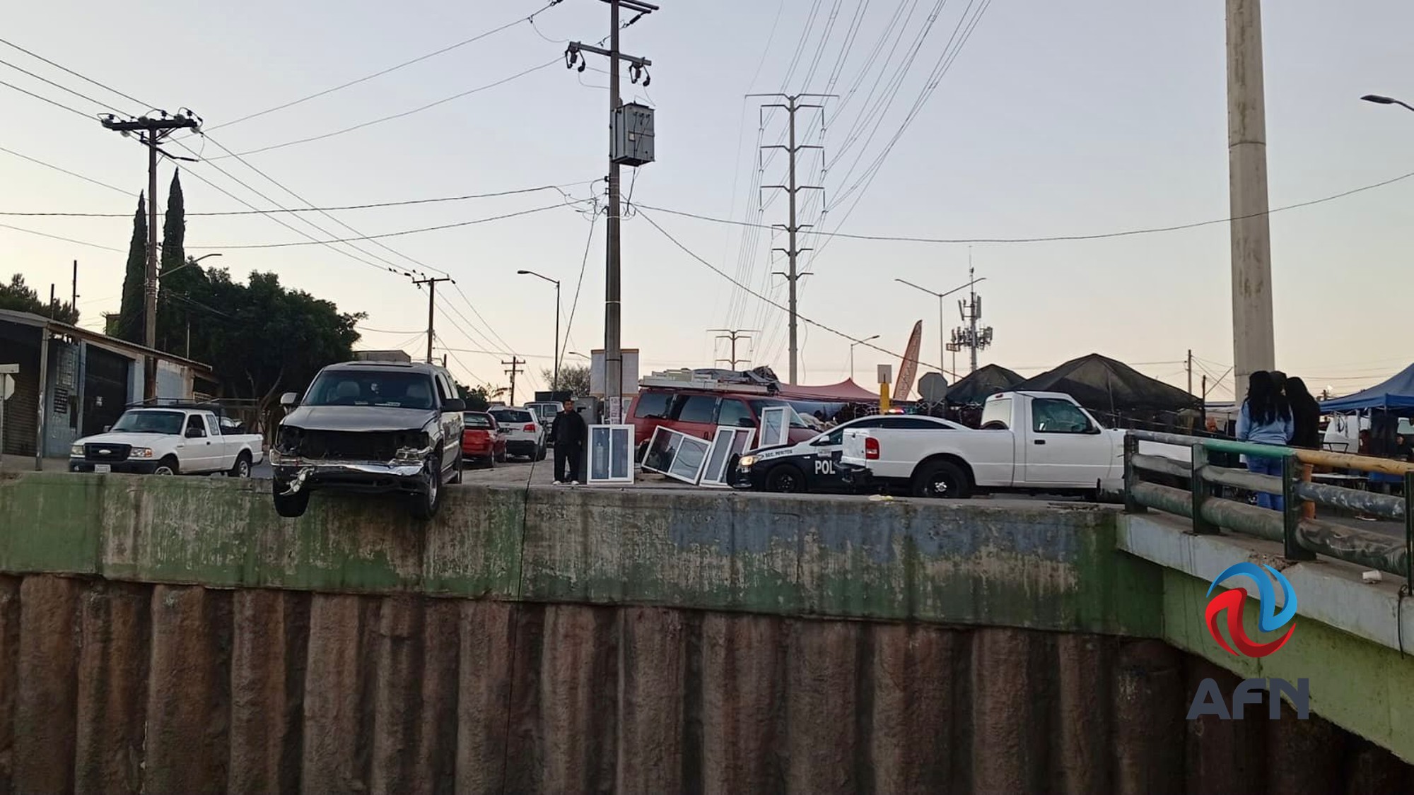 Abandonan camioneta a punto de caer de un puente, en El Pípila