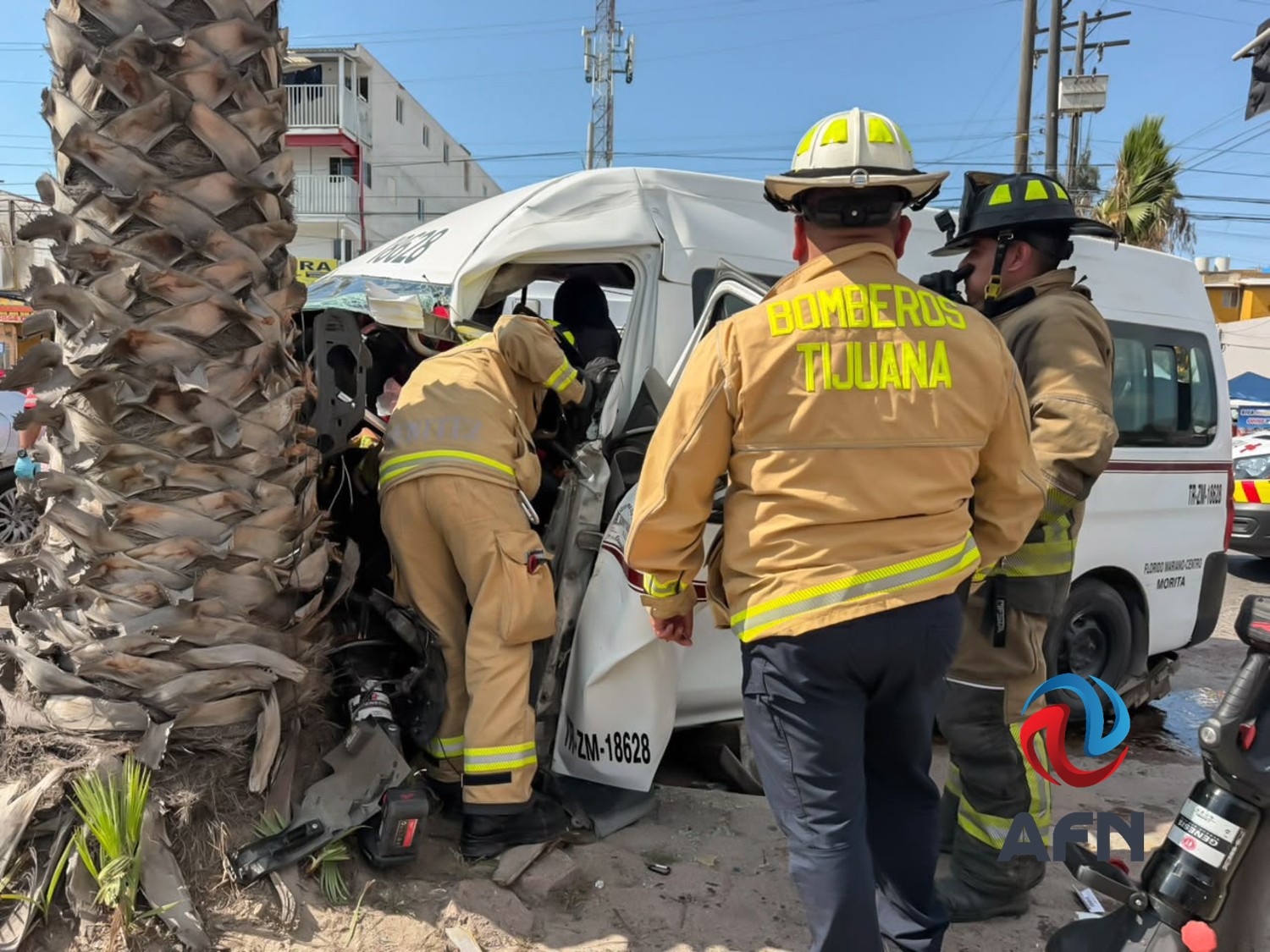 Fuerte choque deja a dos personas atrapadas en taxi de ruta