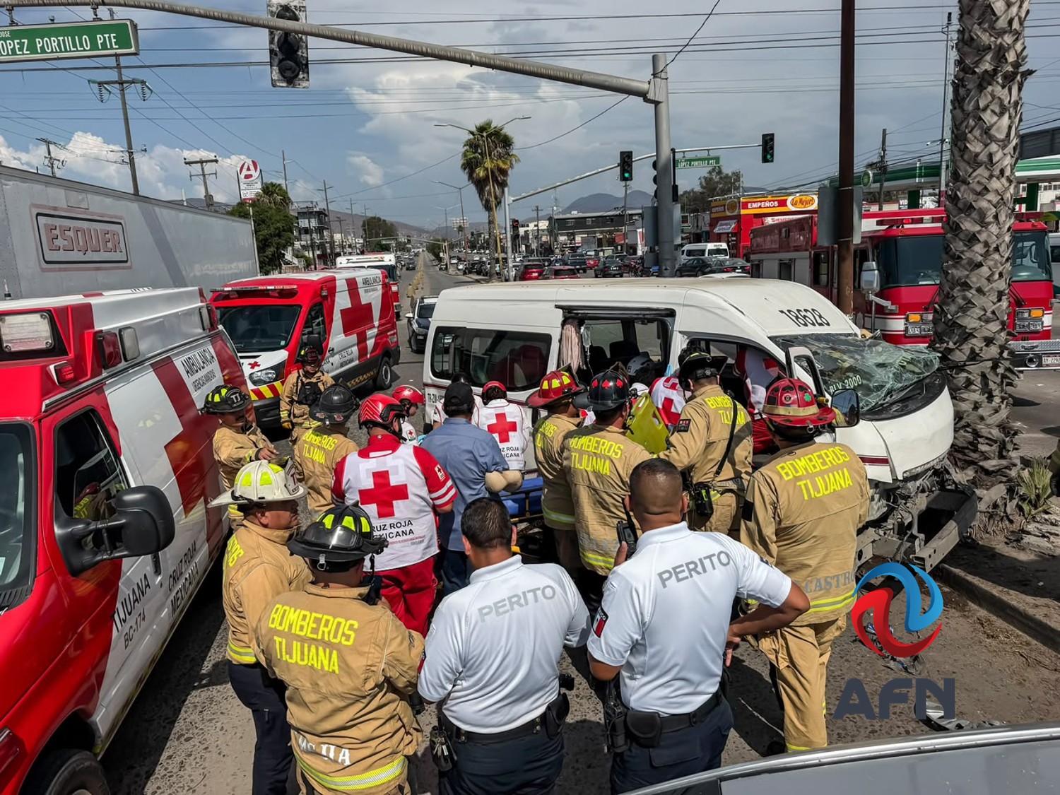 Fuerte choque deja a dos personas atrapadas en taxi de ruta