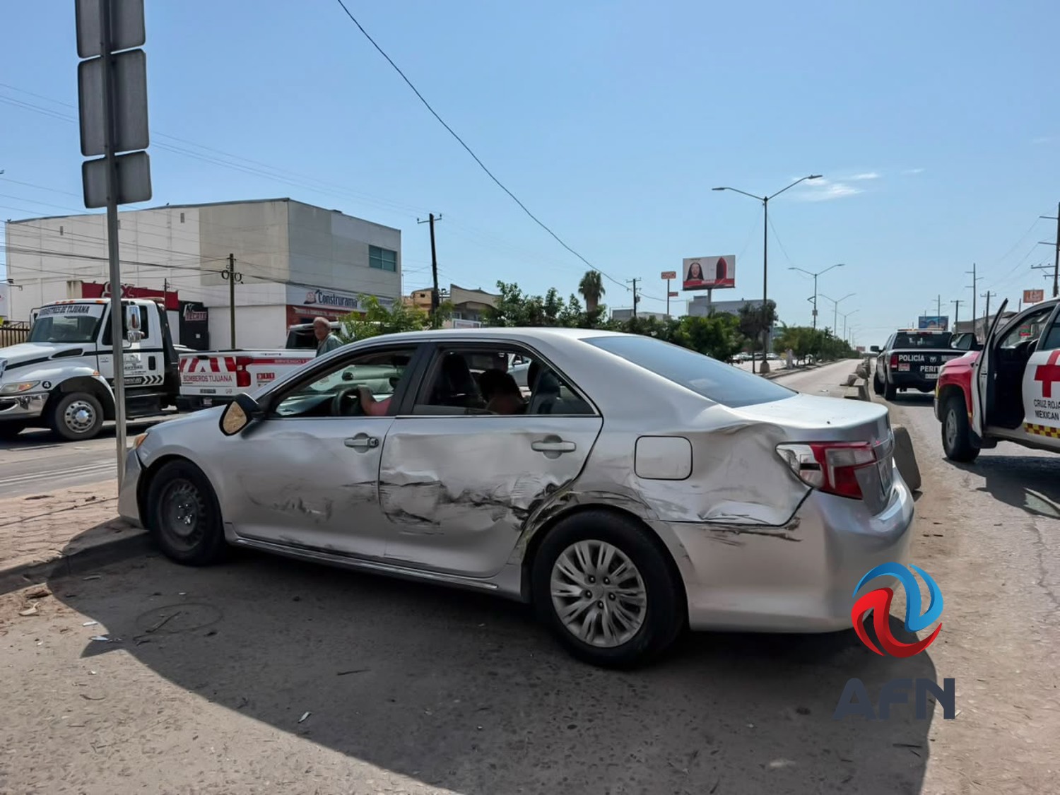 Fuerte choque deja a dos personas atrapadas en taxi de ruta