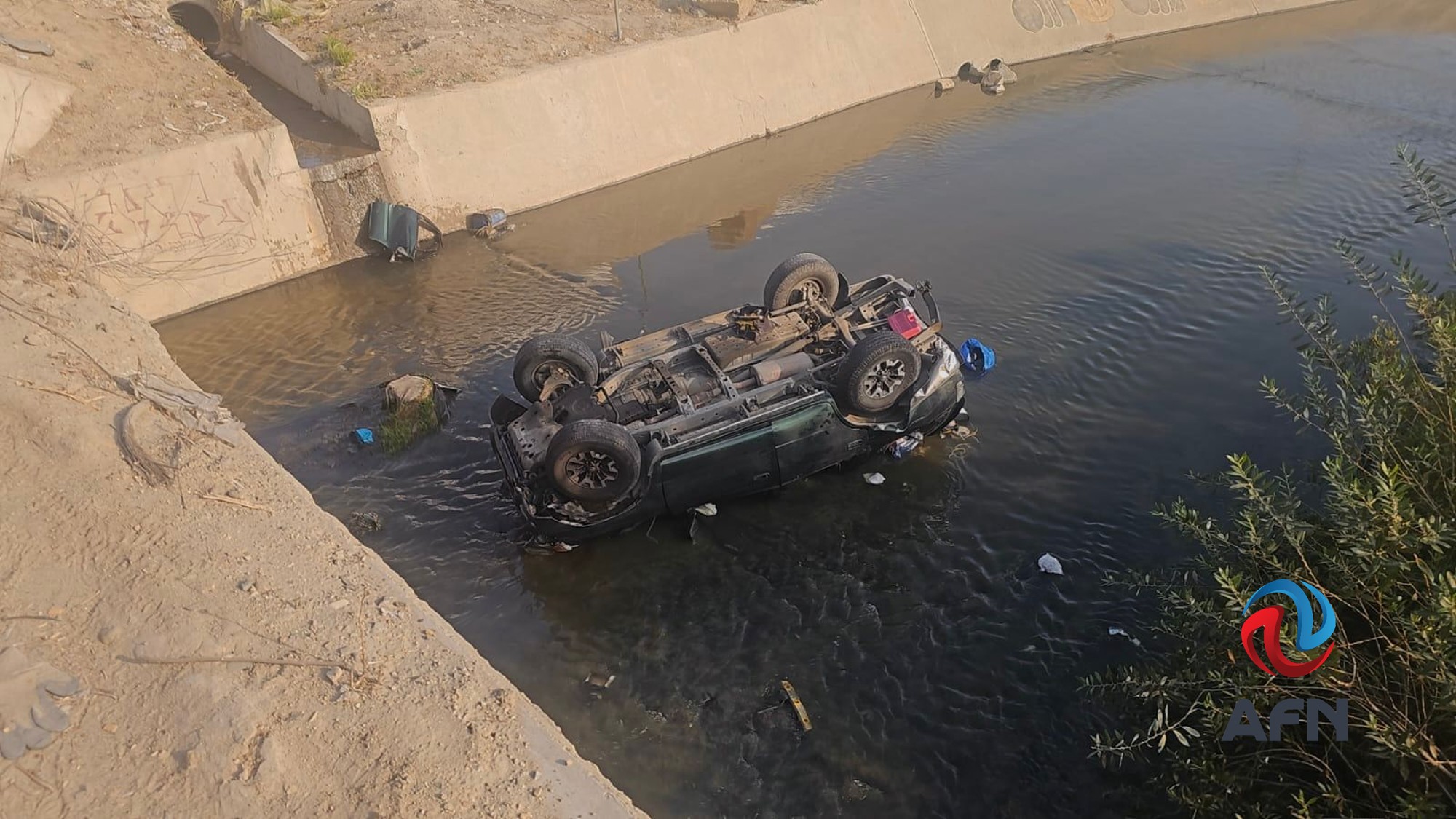 Rescatan a una pareja atrapada en camioneta volcada en arroyo