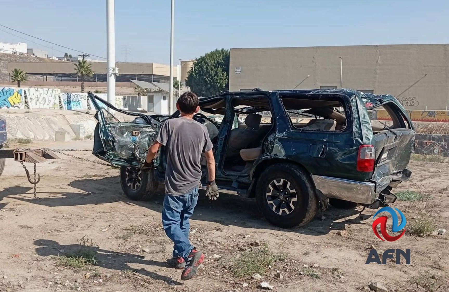 Rescatan a una pareja atrapada en camioneta volcada en arroyo
