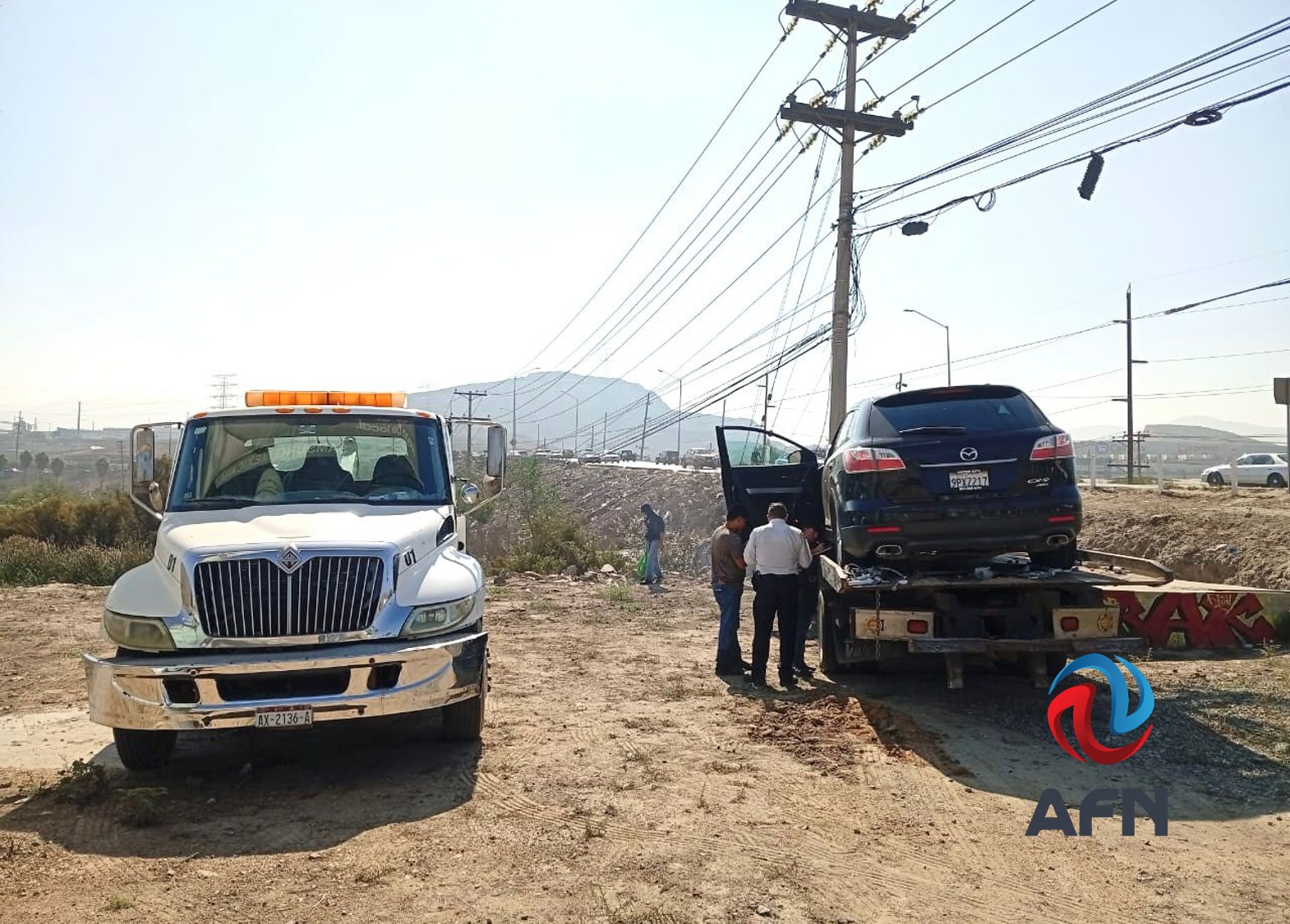 Rescatan a una pareja atrapada en camioneta volcada en arroyo
