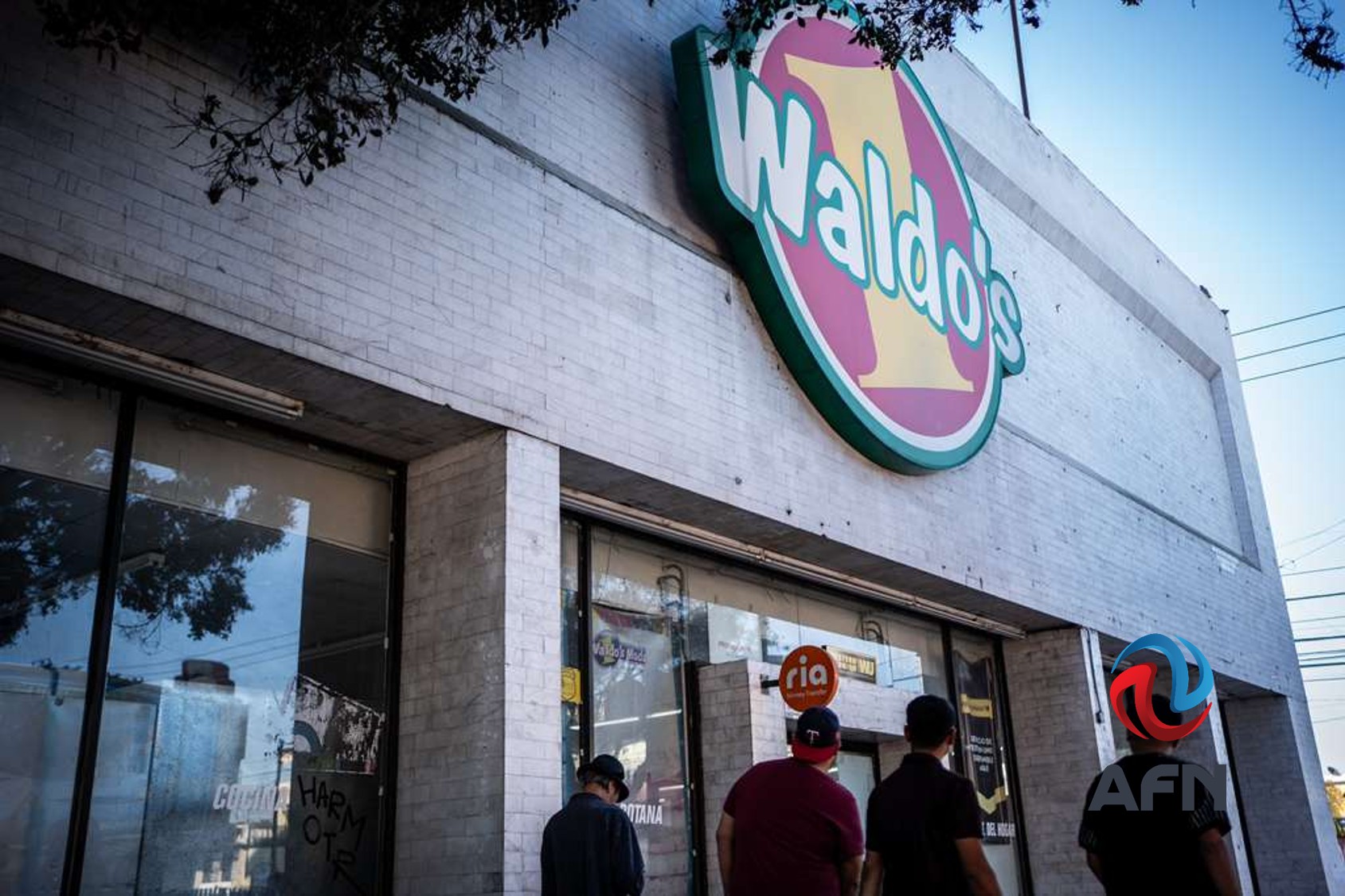 Clausuran 13 tiendas Waldos; incumplen medidas de seguridad