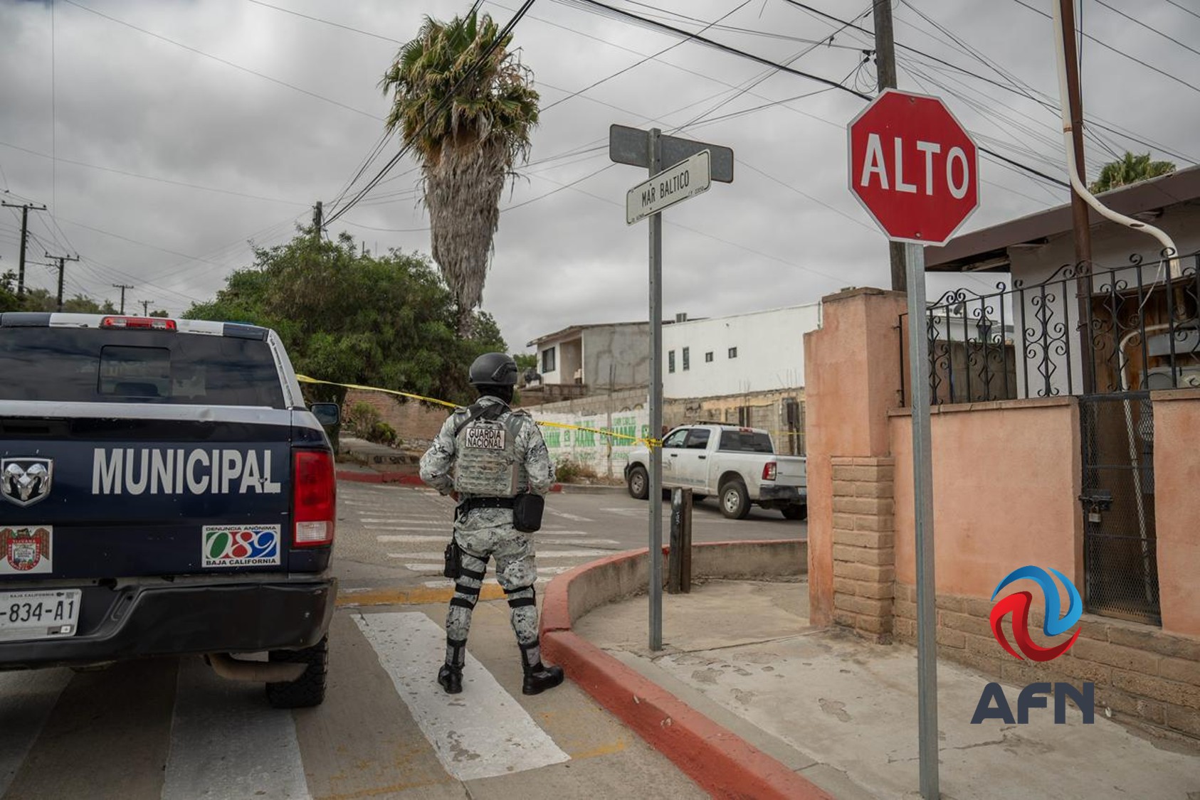 Hallan cuerpos de dos personas en lote baldío de la colonia Alemán