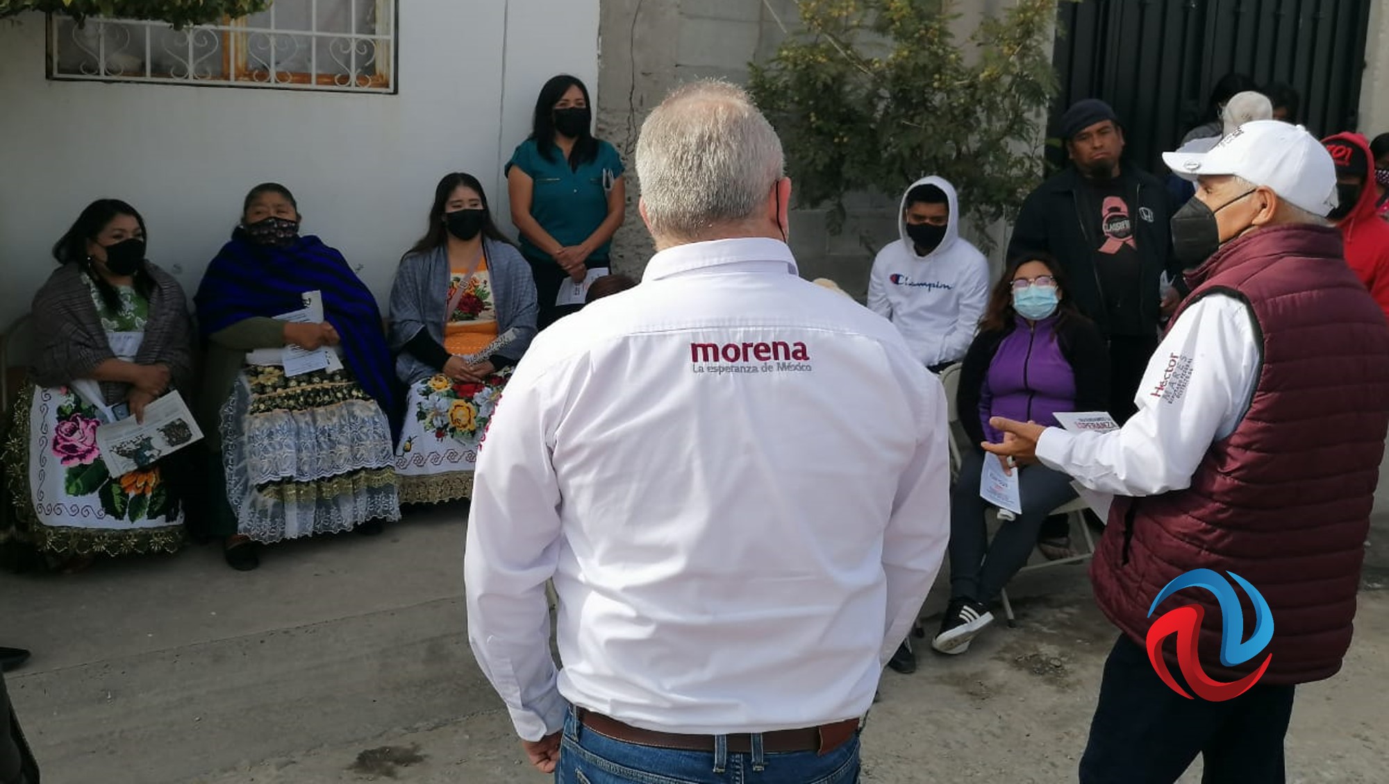 Se reúne Héctor Mares Cossío con comunidad de mixtecos y purépechas