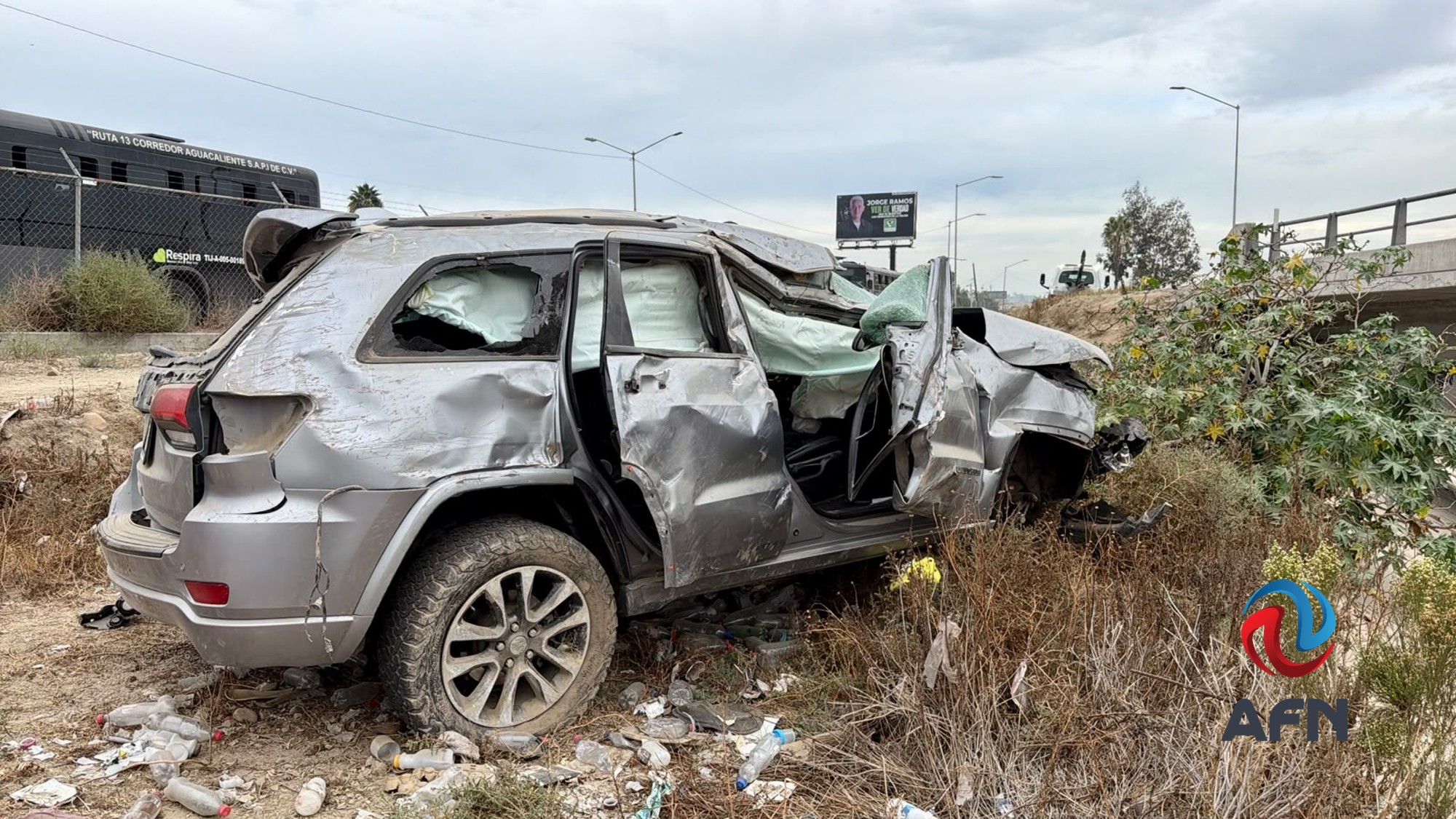 Volcó auto en la vía rápida; conductor resultó ileso