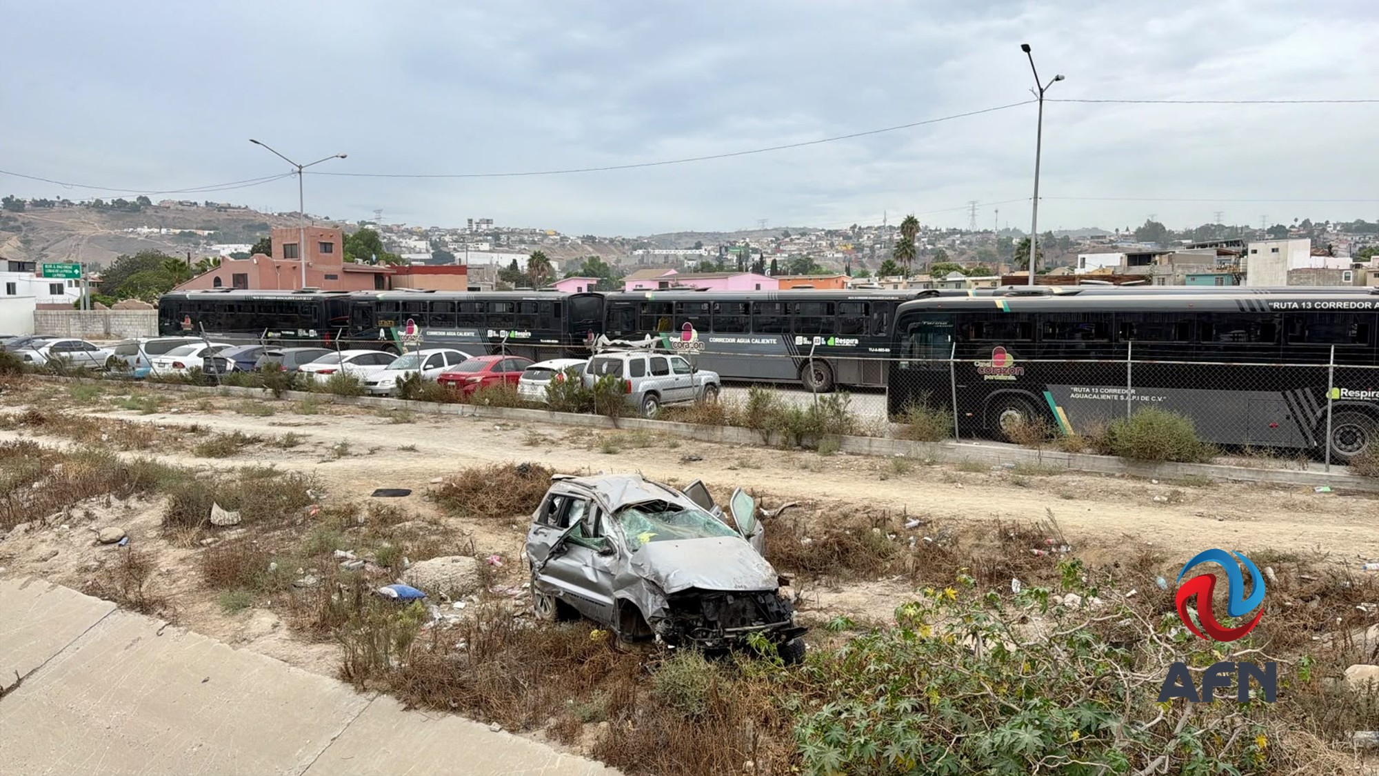 Volcó auto en la vía rápida; conductor resultó ileso