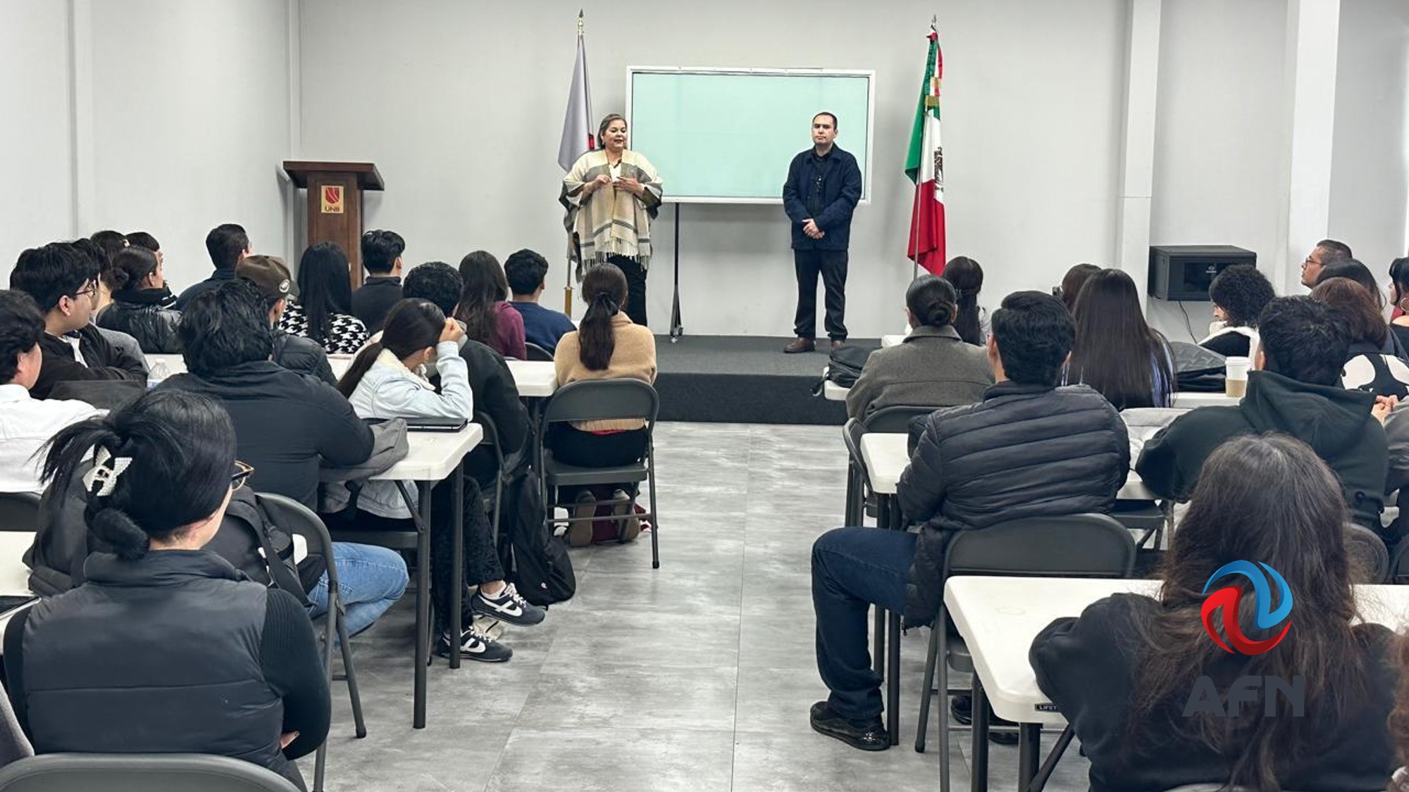 Eva Moreno imparte conferencia sobre función legislativa en Rosarito