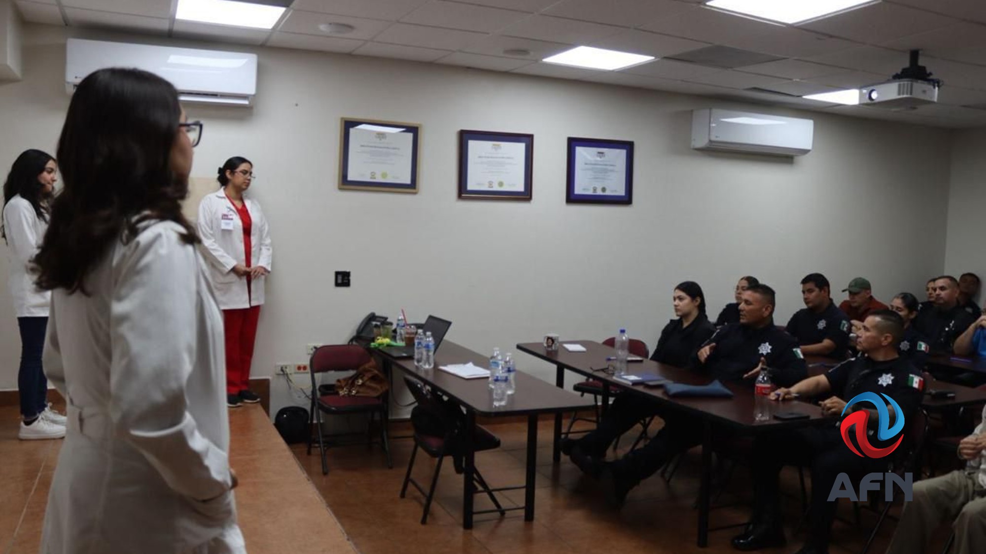 Capacitan a policías estatales en atención a personas con neurodivergencias