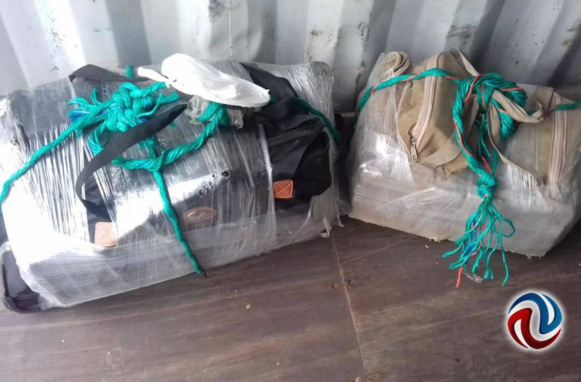 Decomisa la Naval maletas con droga en contenedor