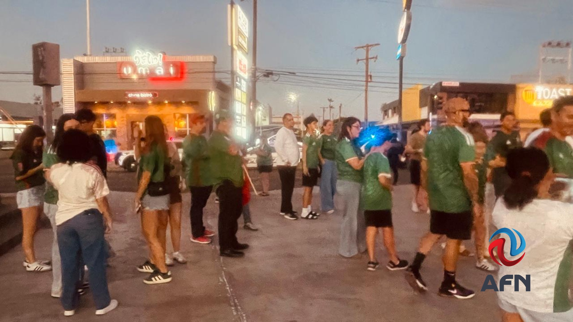 Cientos de mexicalenses festejaron el triunfo de México