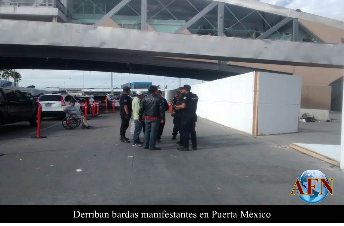 Derriban bardas manifestantes en Puerta México