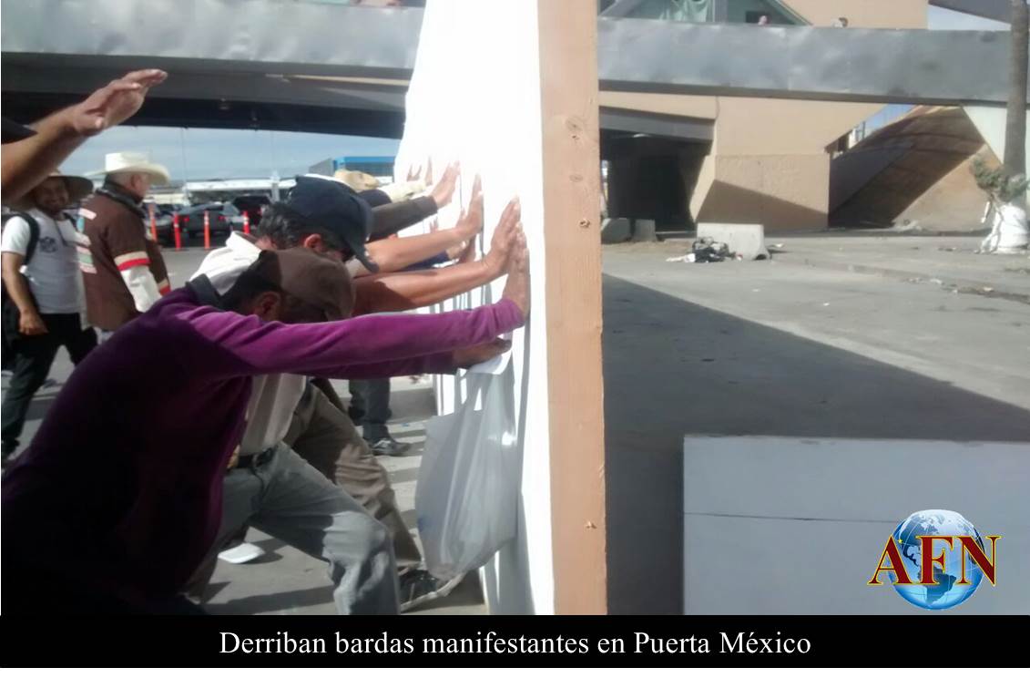 Derriban bardas manifestantes en Puerta México