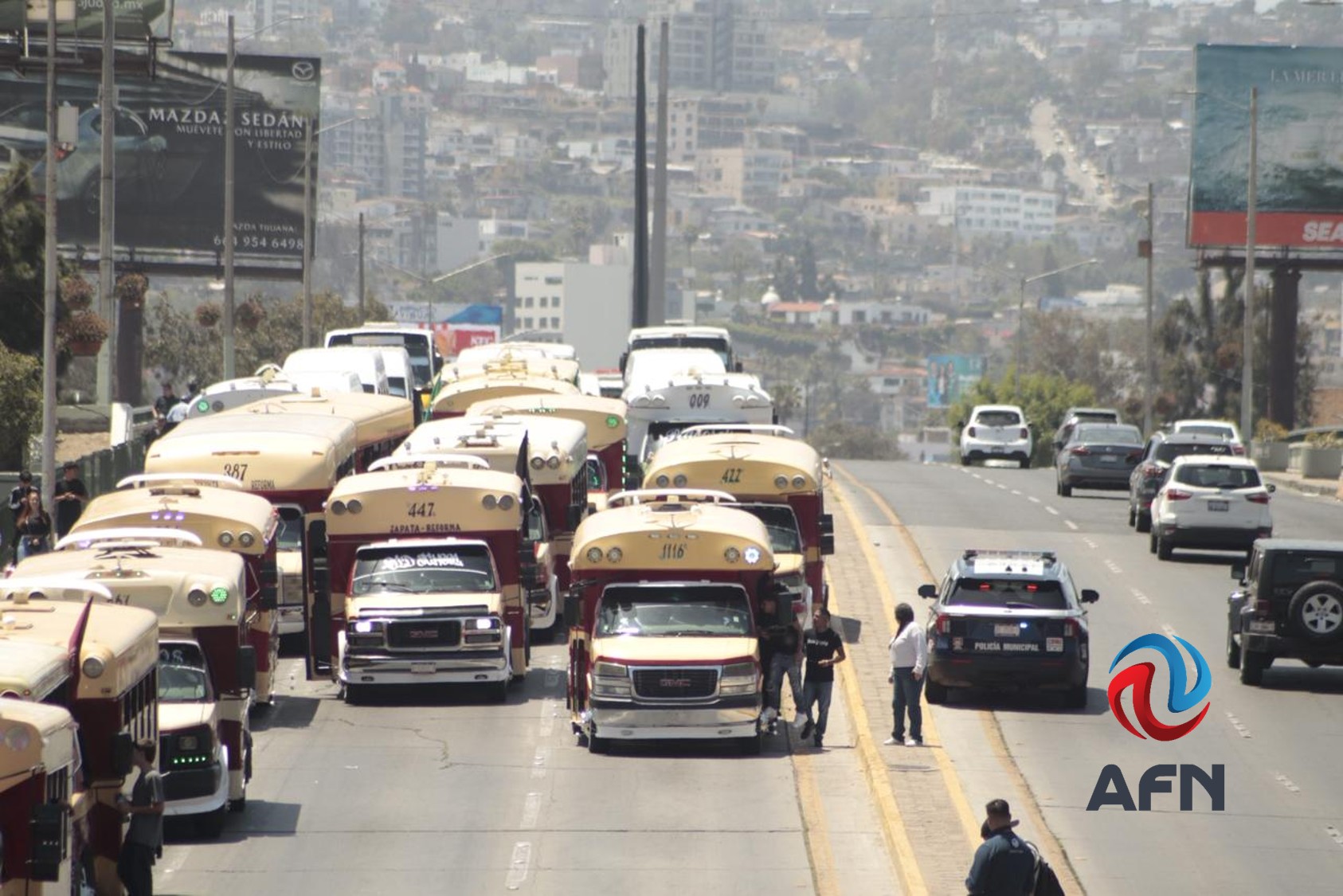 Quemando llanta y con reclamos, realizan desfile del Día del Trabajo