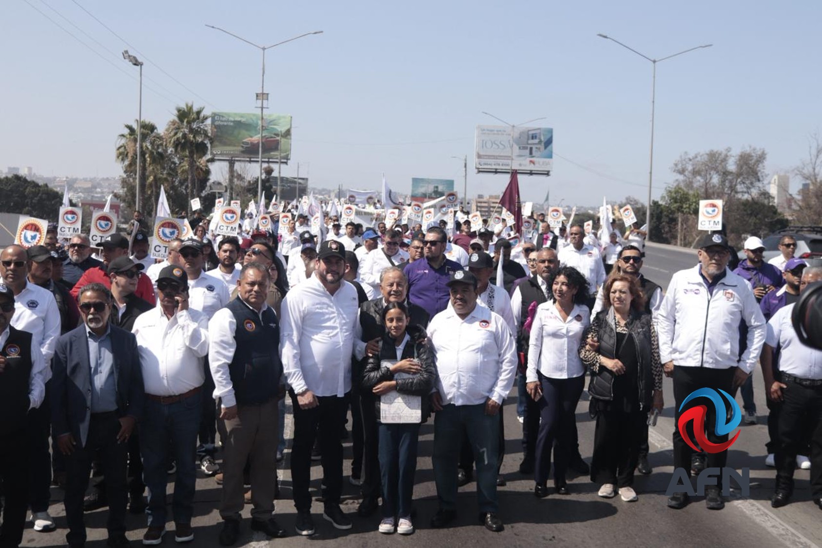 Quemando llanta y con reclamos, realizan desfile del Día del Trabajo