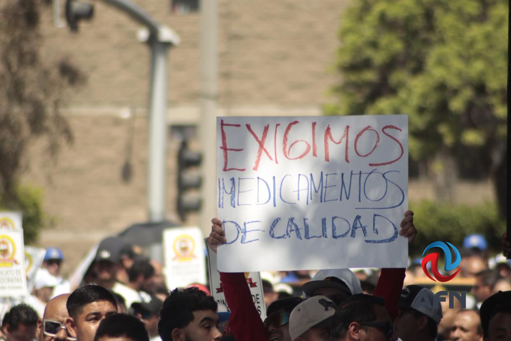 Quemando llanta y con reclamos, realizan desfile del Día del Trabajo