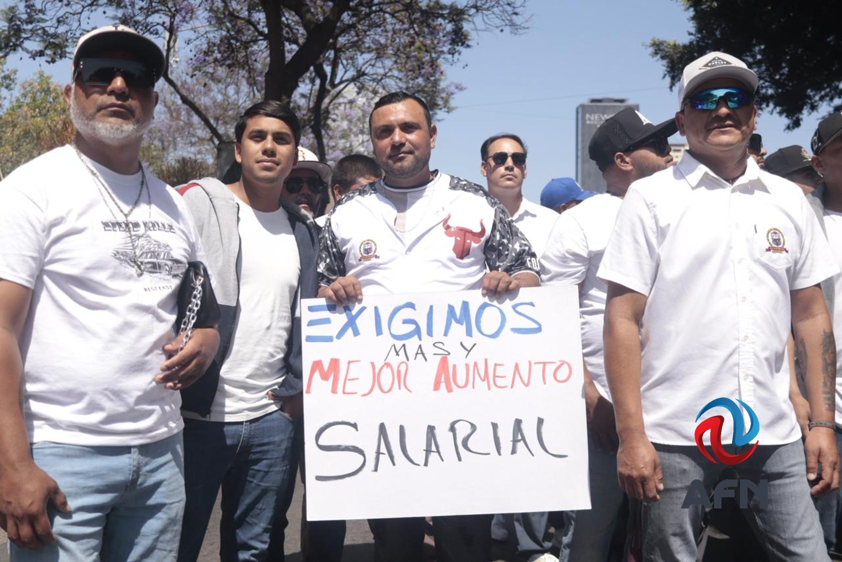 Quemando llanta y con reclamos, realizan desfile del Día del Trabajo