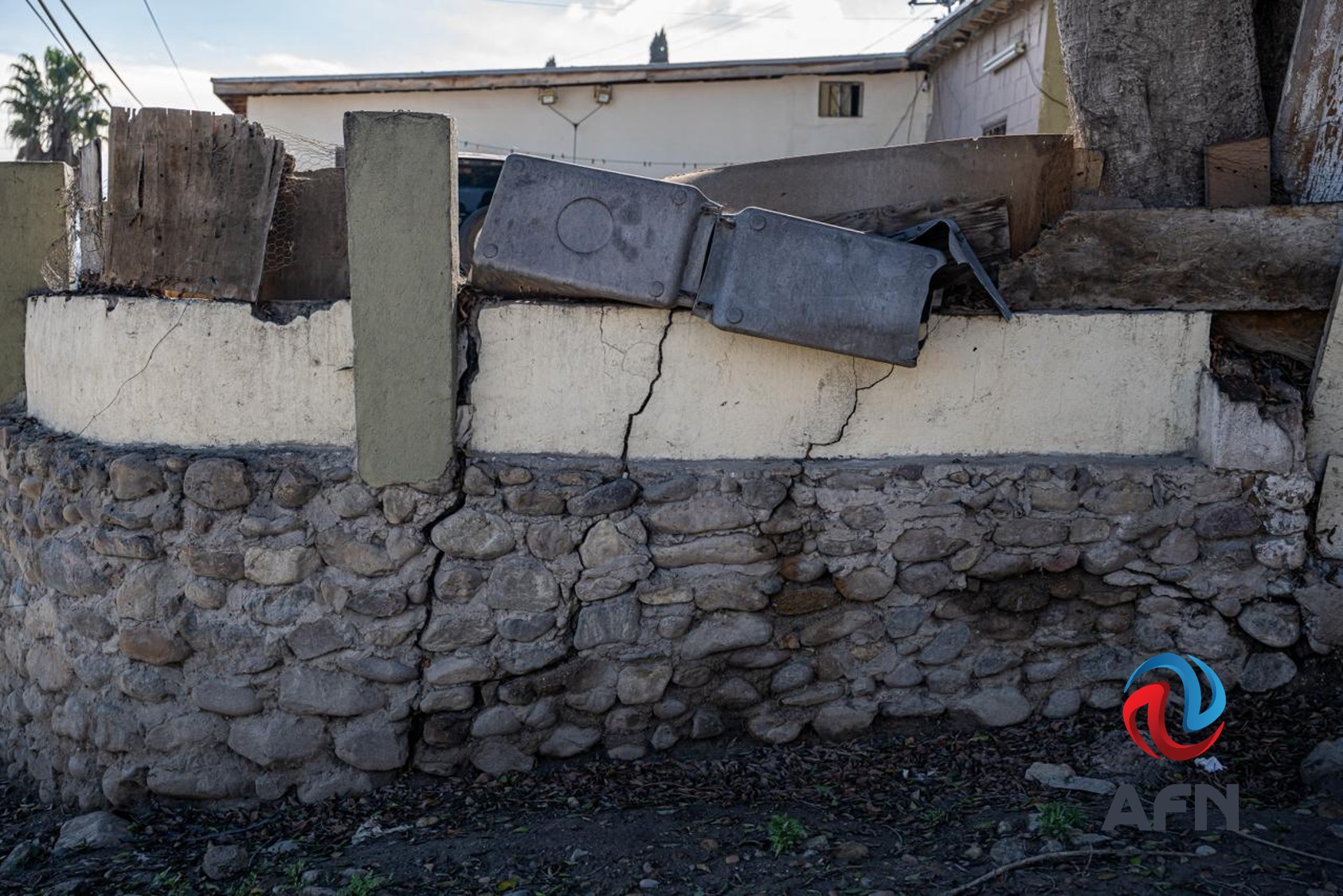 Preocupa a residentes de la colonia Reforma el deslizamiento de tierra y aparición de grietas
