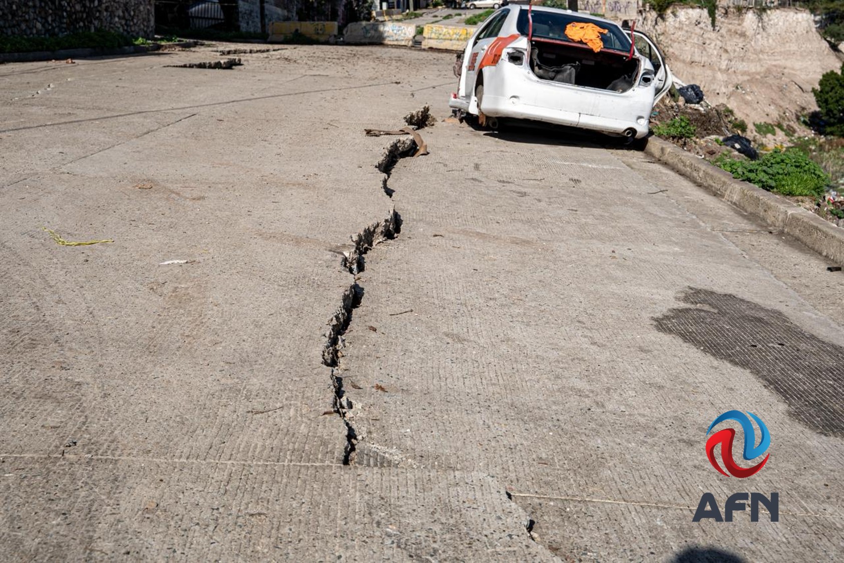 Preocupa a residentes de la colonia Reforma el deslizamiento de tierra y aparición de grietas