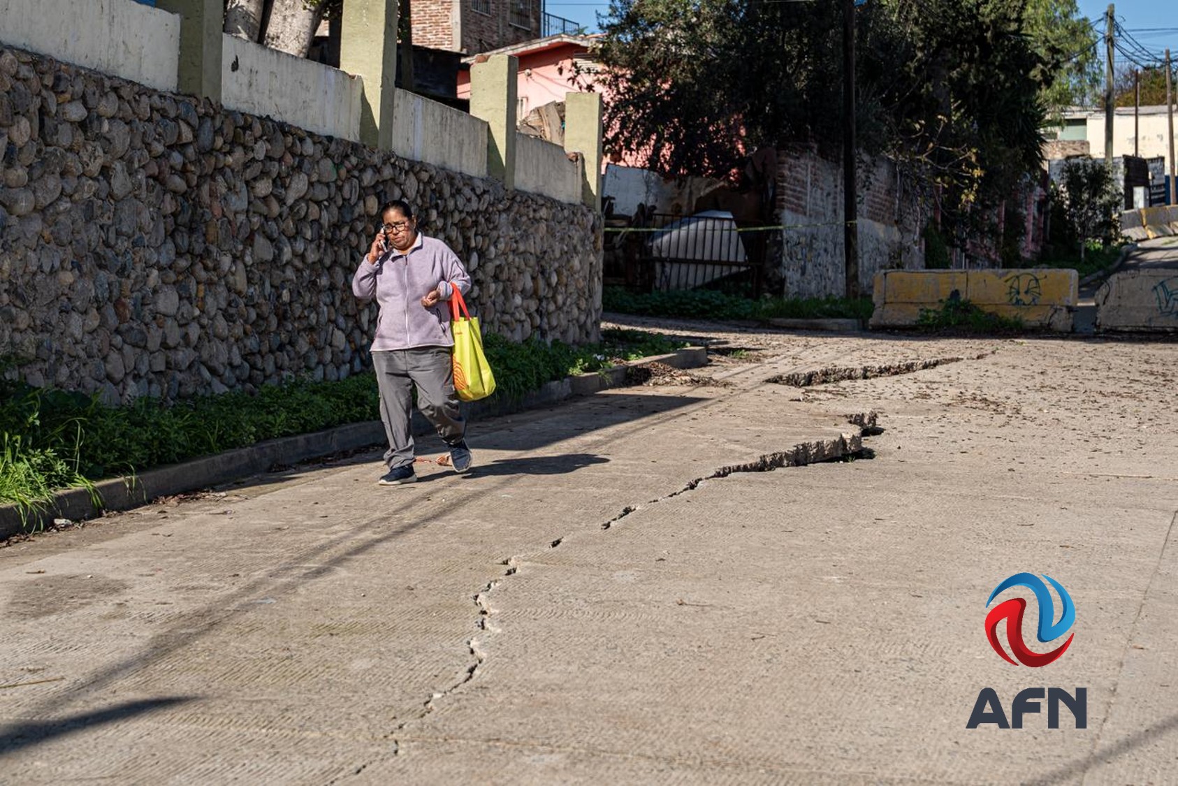 Preocupa a residentes de la colonia Reforma el deslizamiento de tierra y aparición de grietas