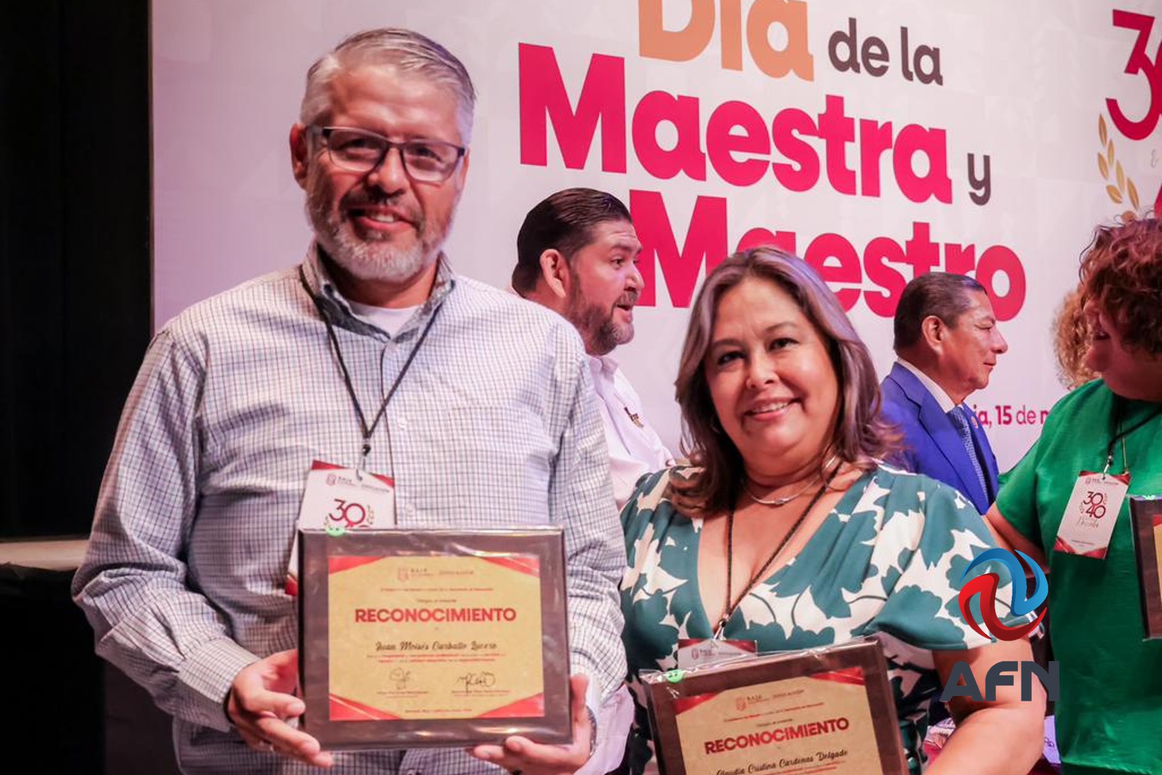 Reconocen trayectoria de más de 400 maestros en Baja California