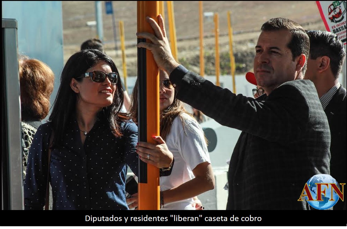 Diputados y residentes liberan caseta de cobro