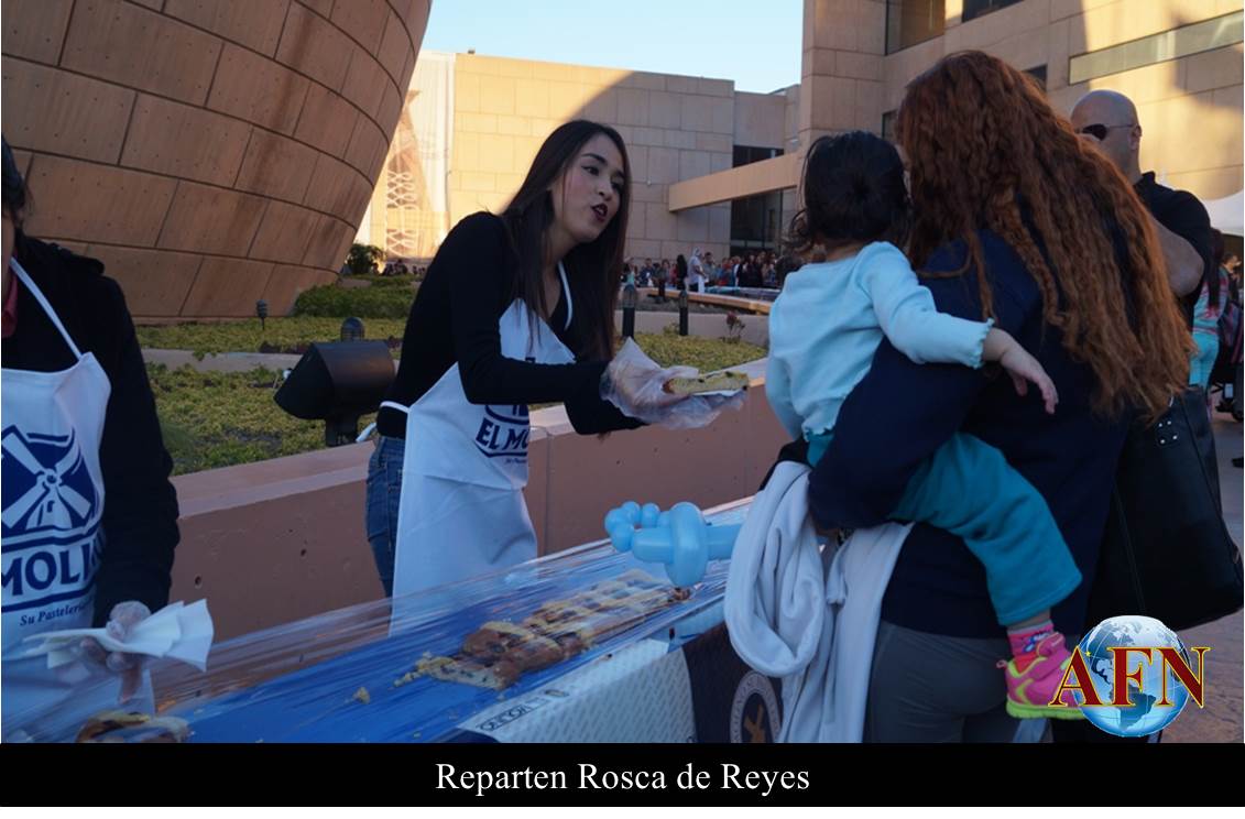 Disfrutan de monumental Rosca de Reyes