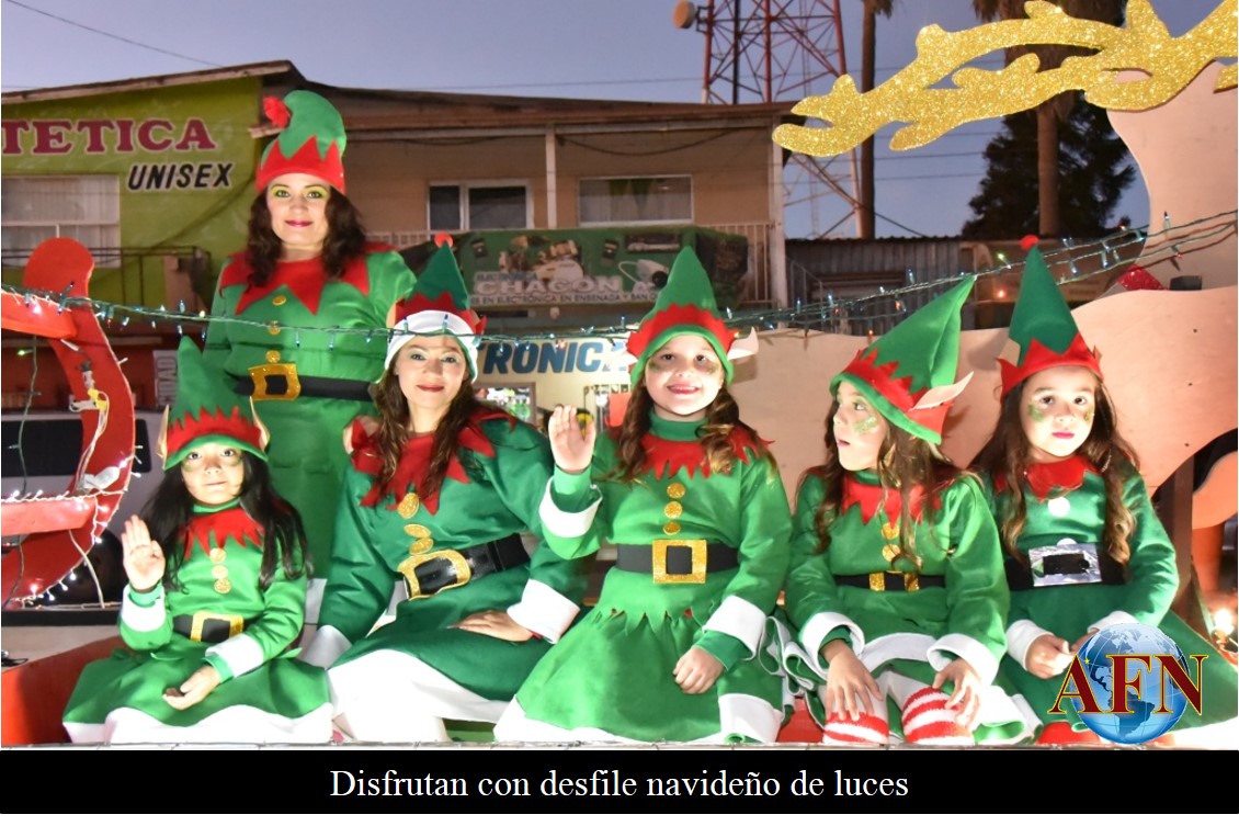 Disfrutan con desfile navideño de luces