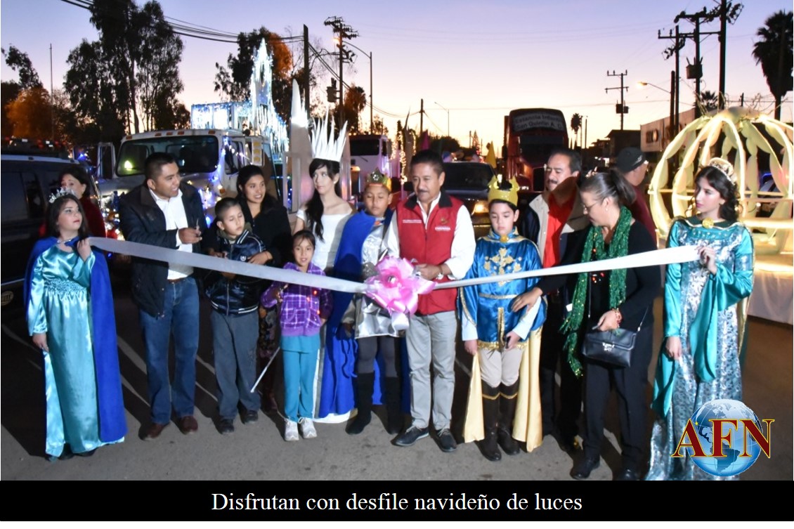 Disfrutan con desfile navideño de luces